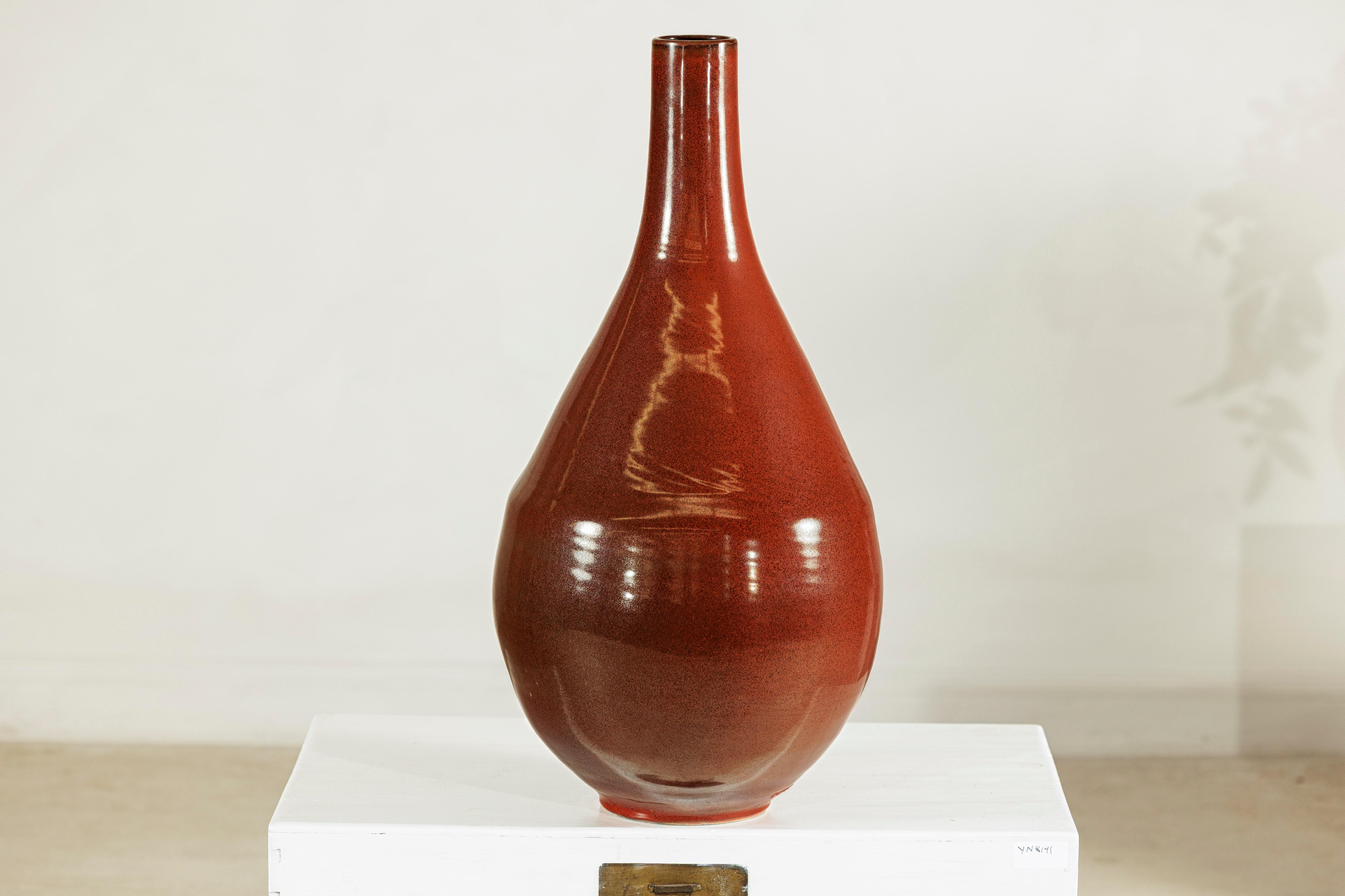 Céramique Grand vase en céramique artisanale à la riche glaçure brune et à la silhouette en forme de goutte d'eau en vente