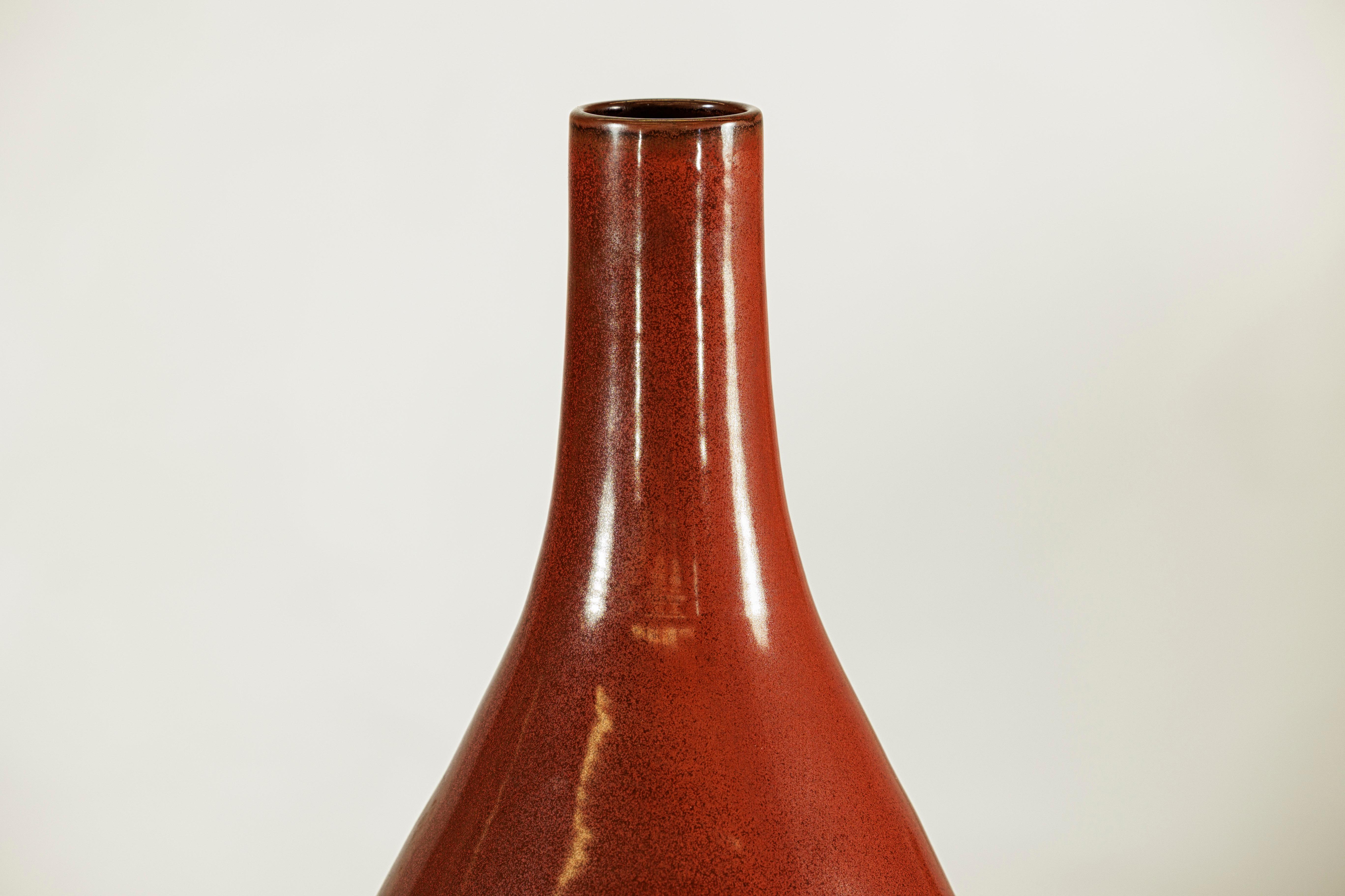 Grand vase en céramique artisanale à la riche glaçure brune et à la silhouette en forme de goutte d'eau en vente 1