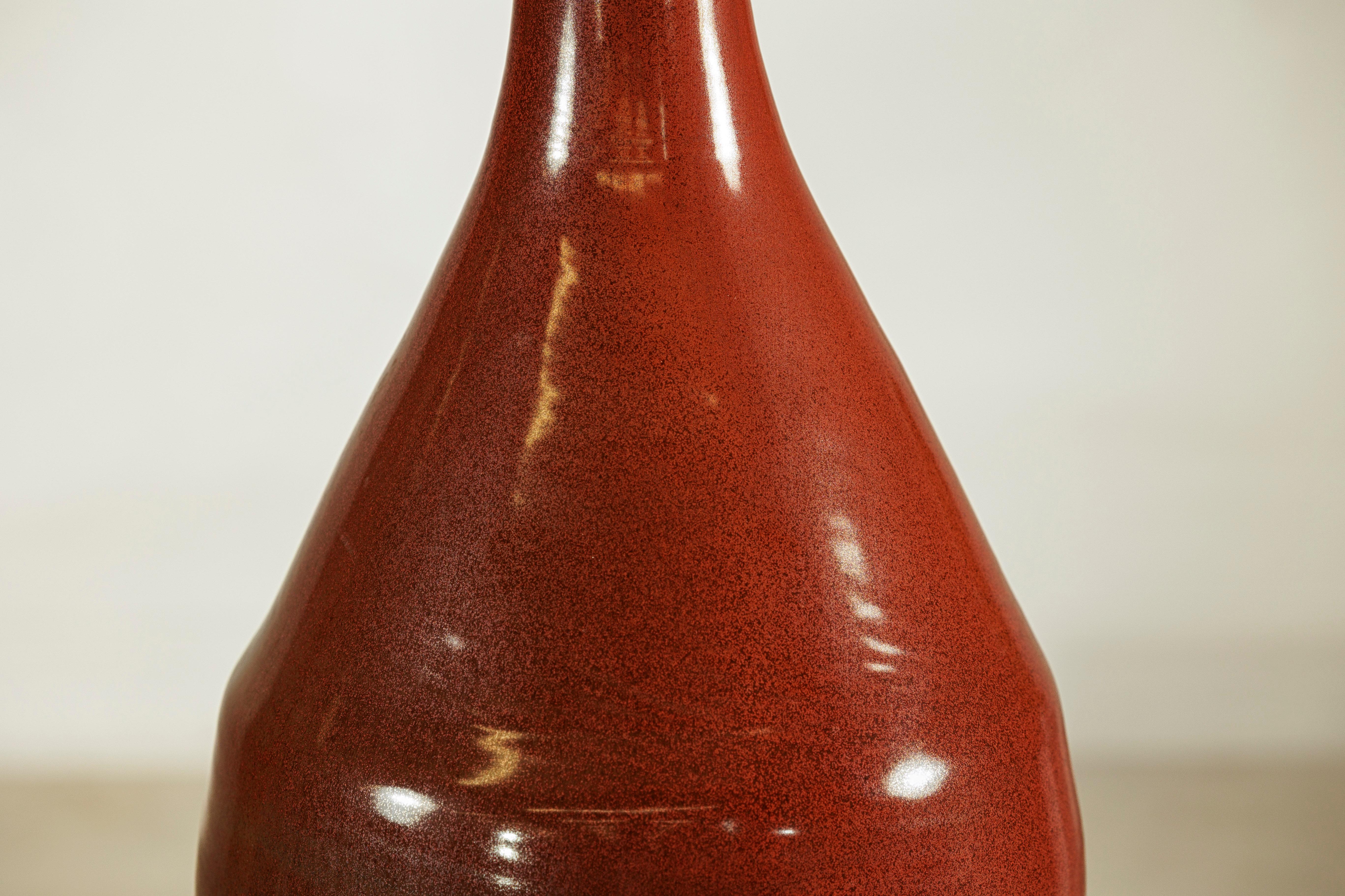 Grand vase en céramique artisanale à la riche glaçure brune et à la silhouette en forme de goutte d'eau en vente 2
