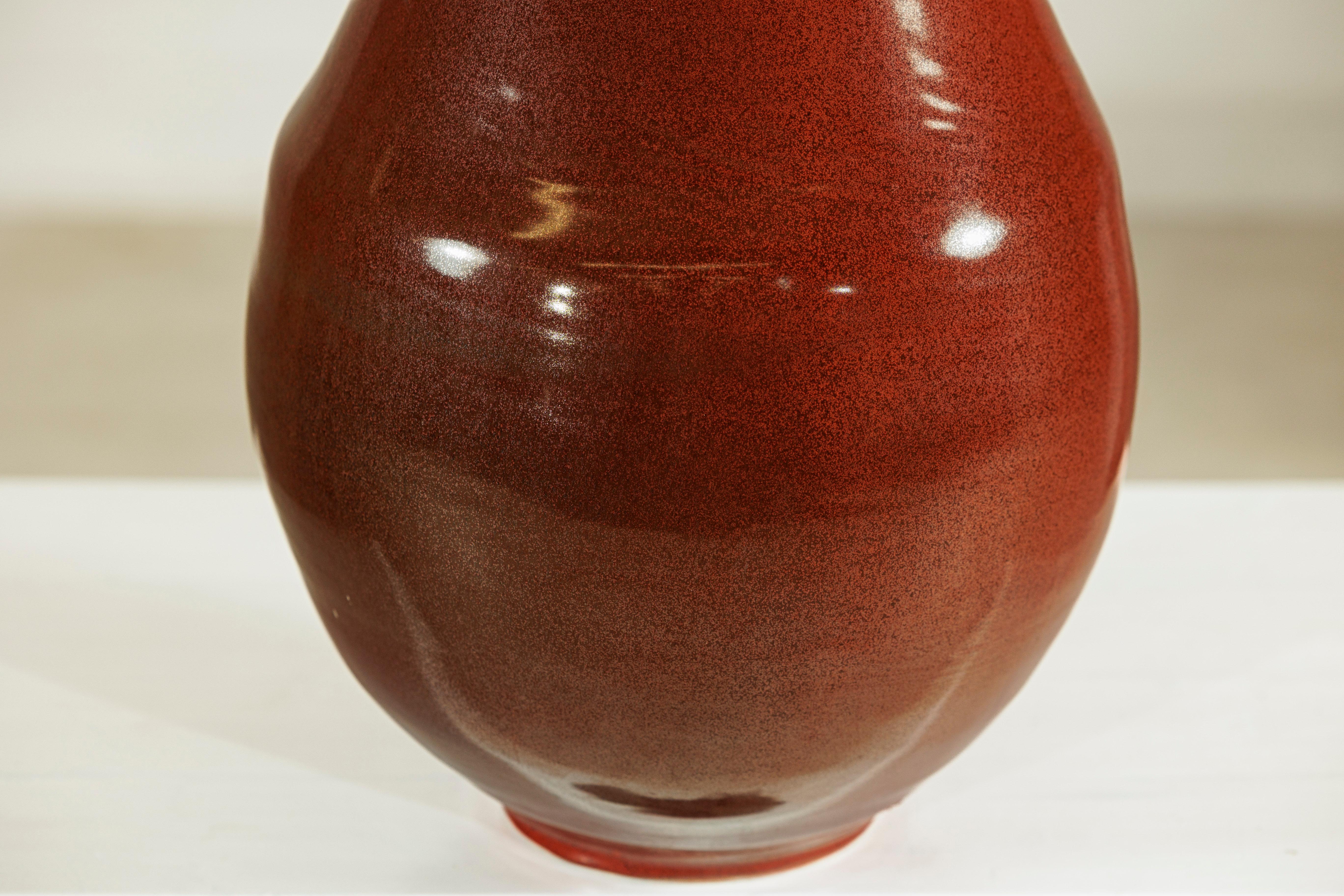 Grand vase en céramique artisanale à la riche glaçure brune et à la silhouette en forme de goutte d'eau en vente 3