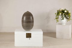 Große handwerkliche Keramikvase mit feinem linearen Dekor in Braun und Creme