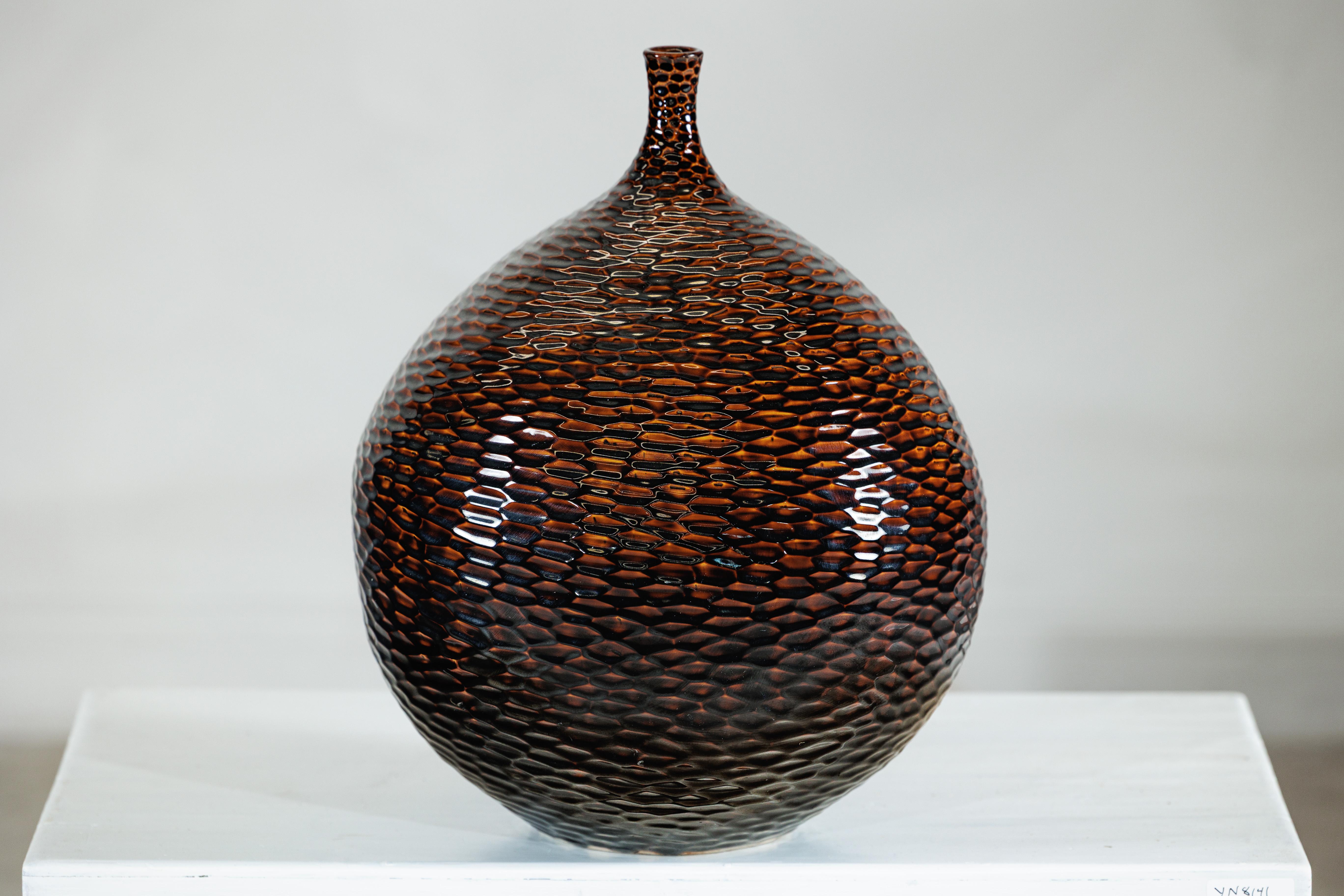 Vaso grande in ceramica artigianale con struttura a nido d'ape lucida nei toni del marrone intenso in vendita 5