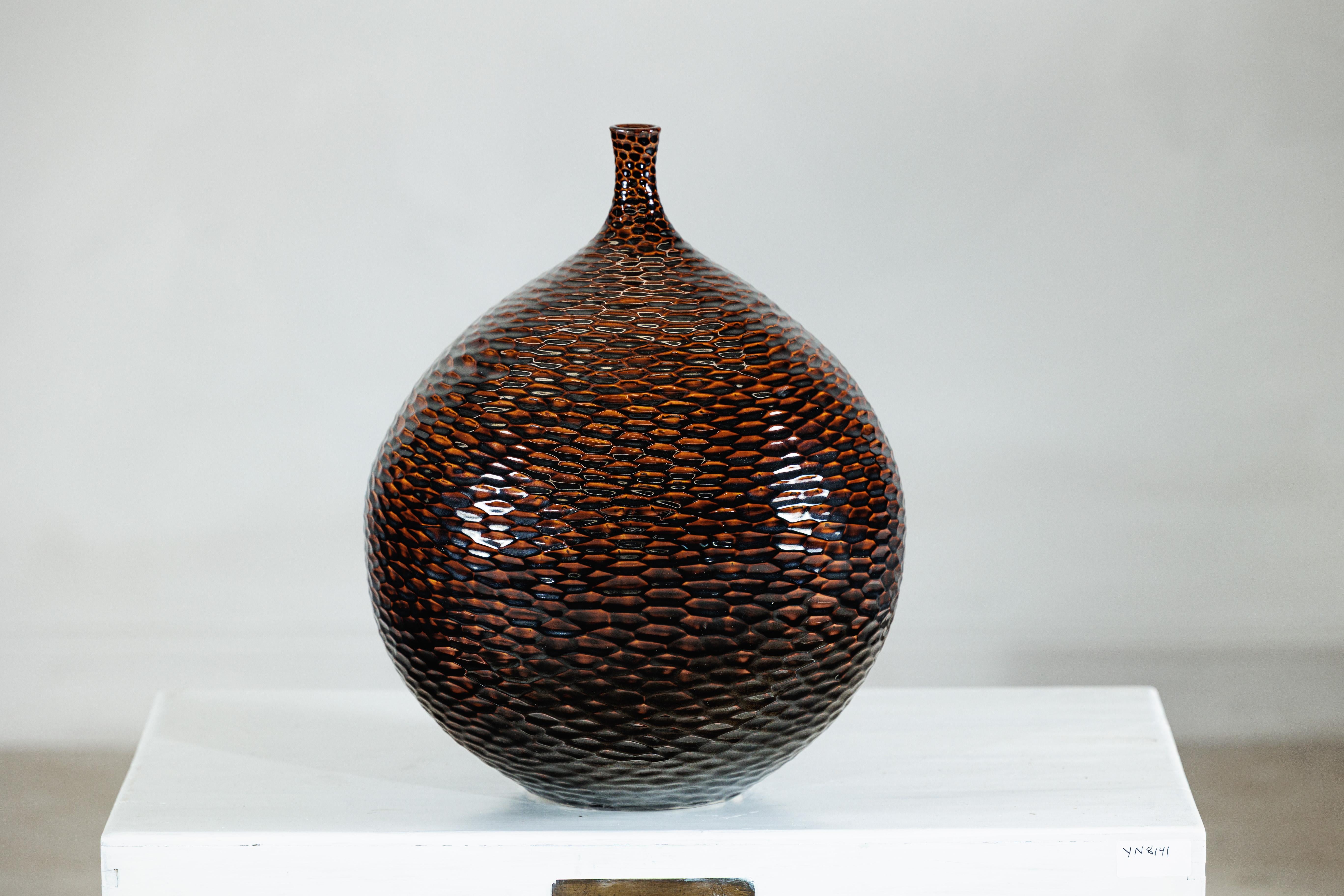 Vaso grande in ceramica artigianale con struttura a nido d'ape lucida nei toni del marrone intenso in vendita 7