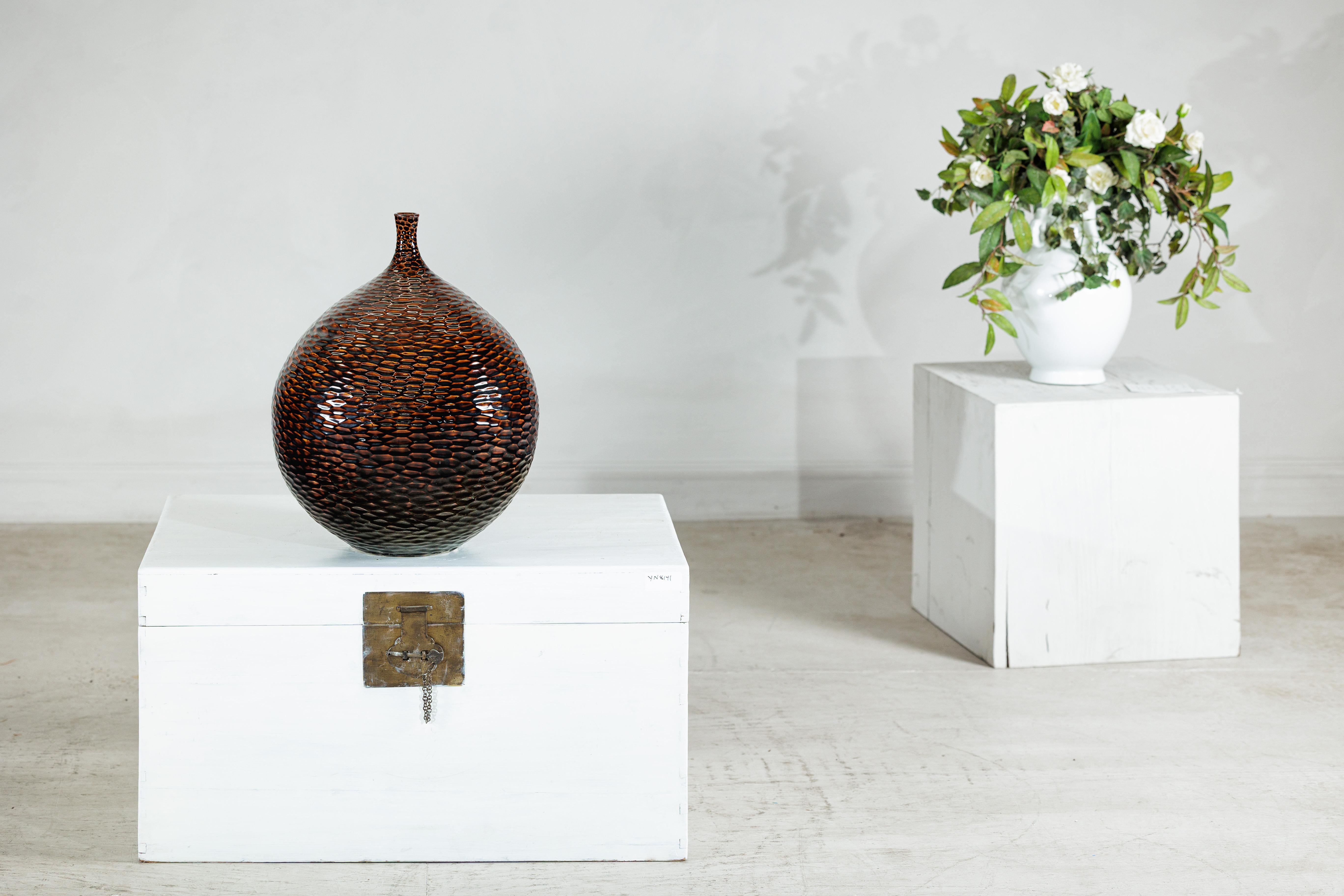 Smaltato Vaso grande in ceramica artigianale con struttura a nido d'ape lucida nei toni del marrone intenso in vendita