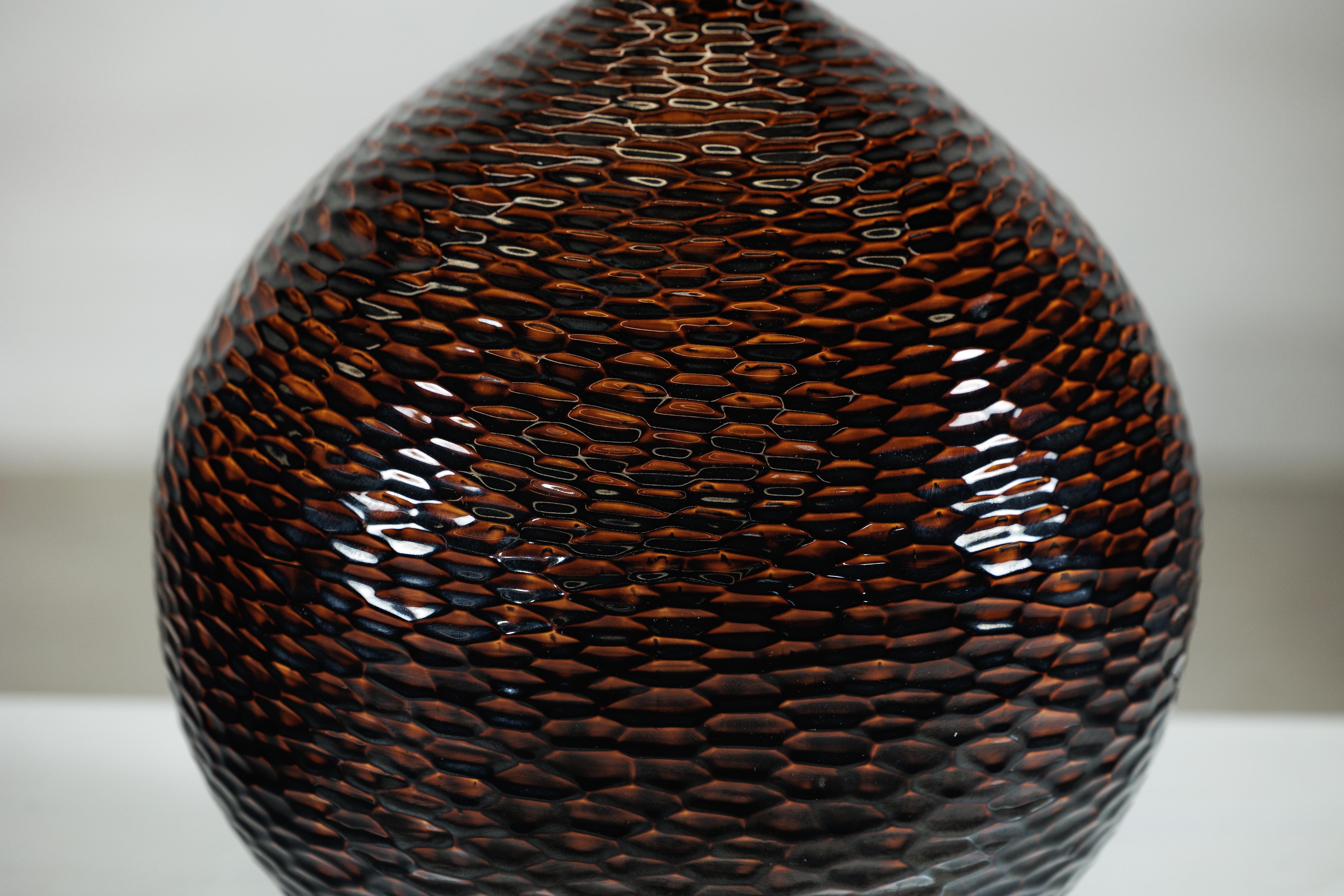Vaso grande in ceramica artigianale con struttura a nido d'ape lucida nei toni del marrone intenso In condizioni buone in vendita a Yonkers, NY