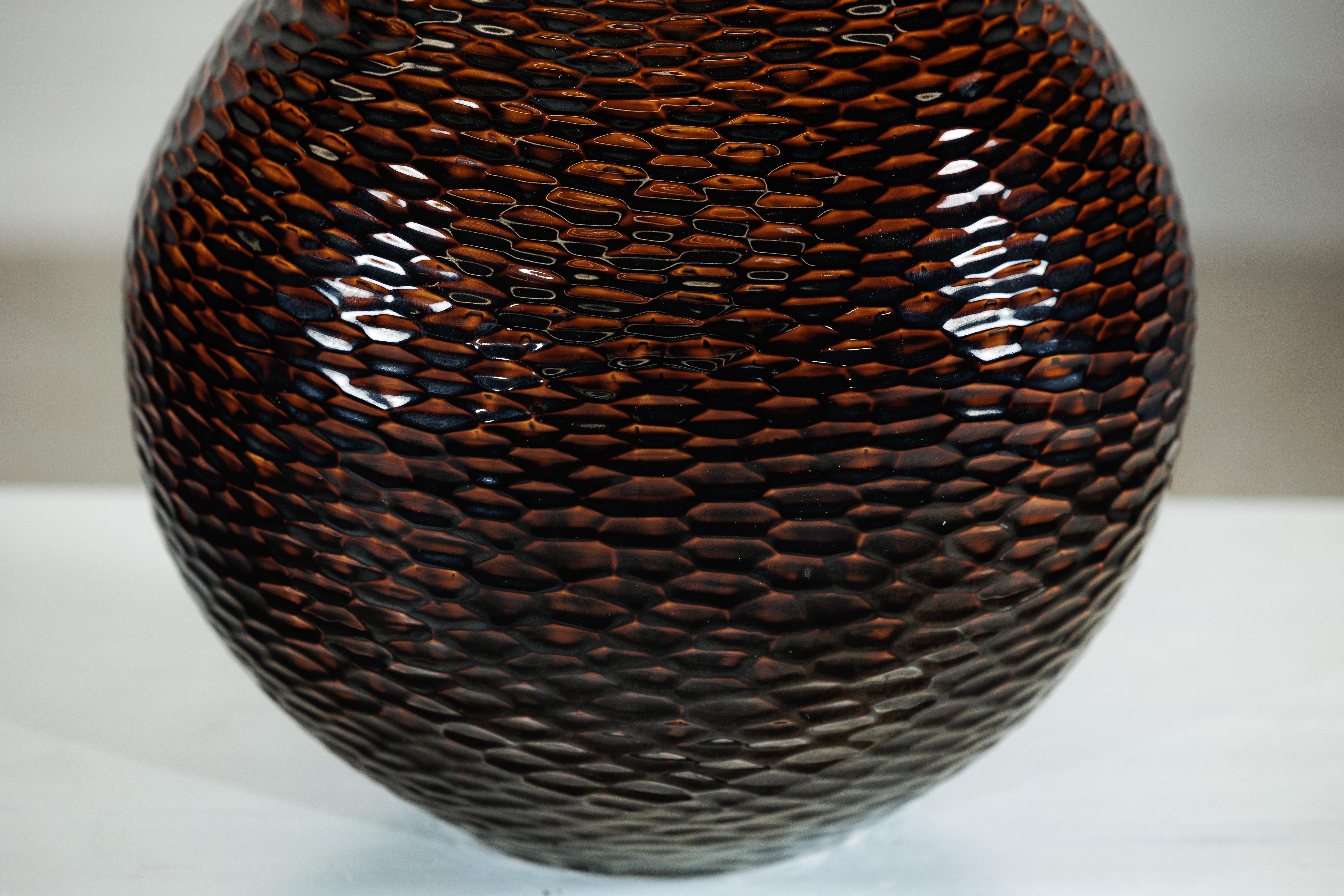 XX secolo Vaso grande in ceramica artigianale con struttura a nido d'ape lucida nei toni del marrone intenso in vendita