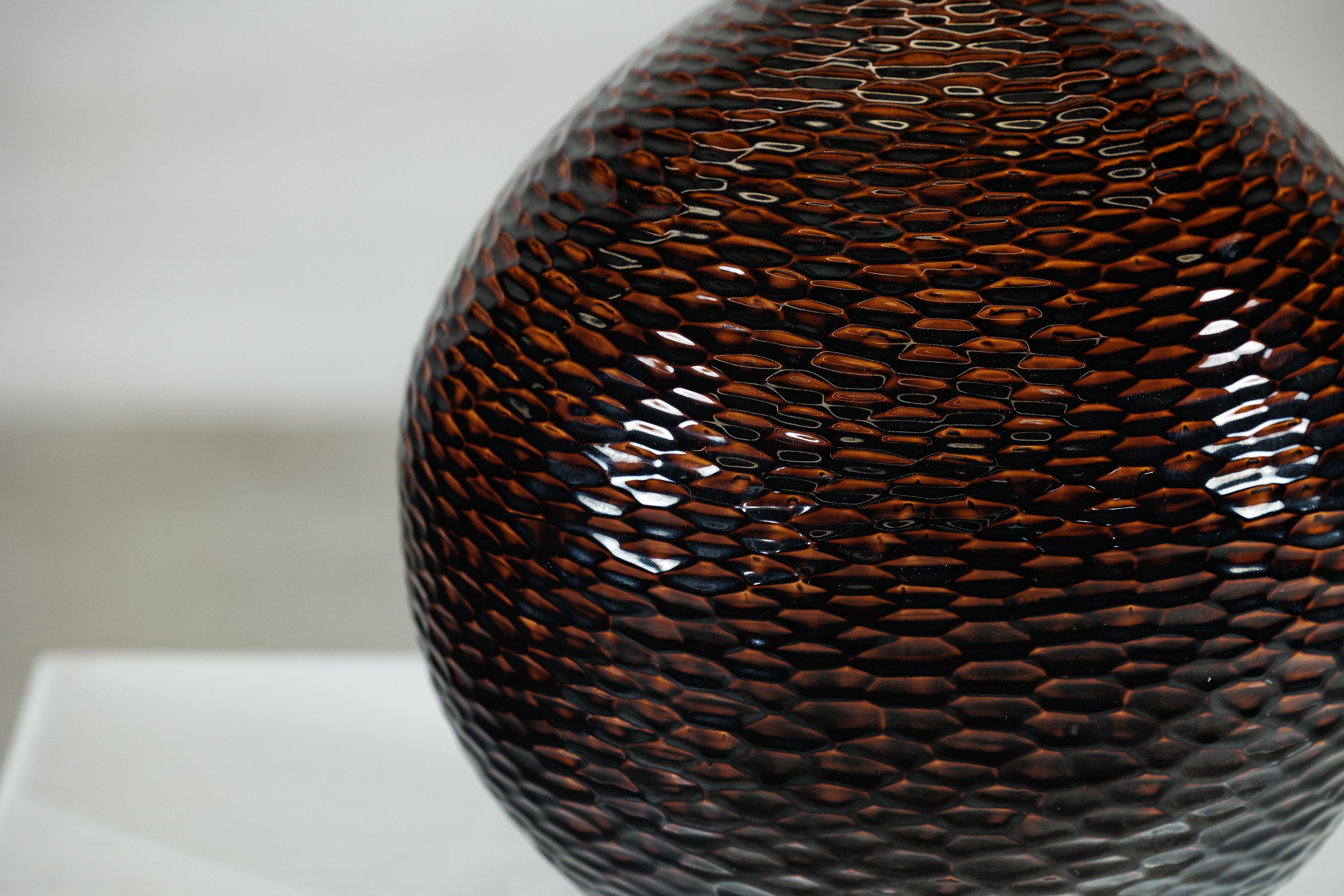 Ceramica Vaso grande in ceramica artigianale con struttura a nido d'ape lucida nei toni del marrone intenso in vendita