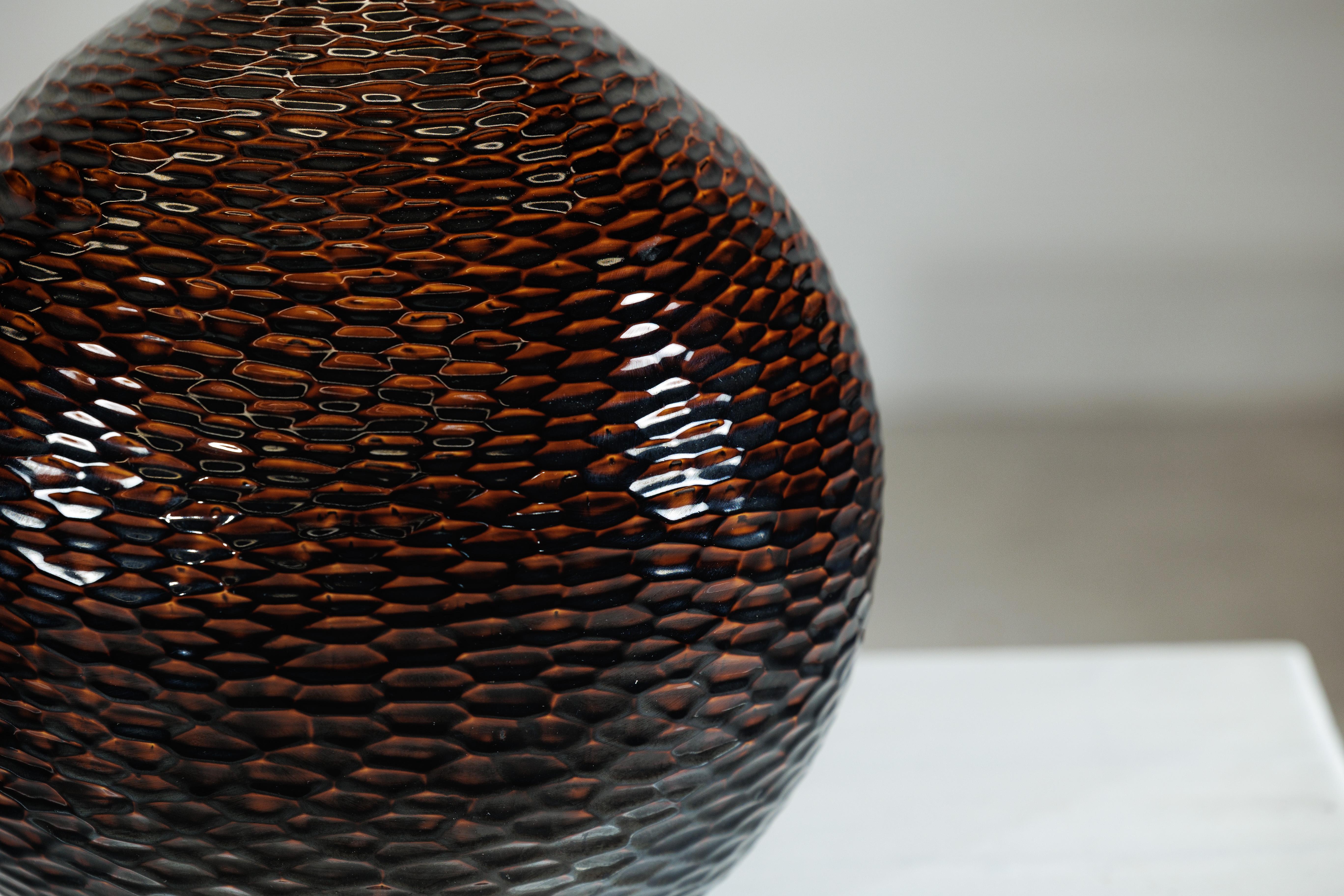 Vaso grande in ceramica artigianale con struttura a nido d'ape lucida nei toni del marrone intenso in vendita 1