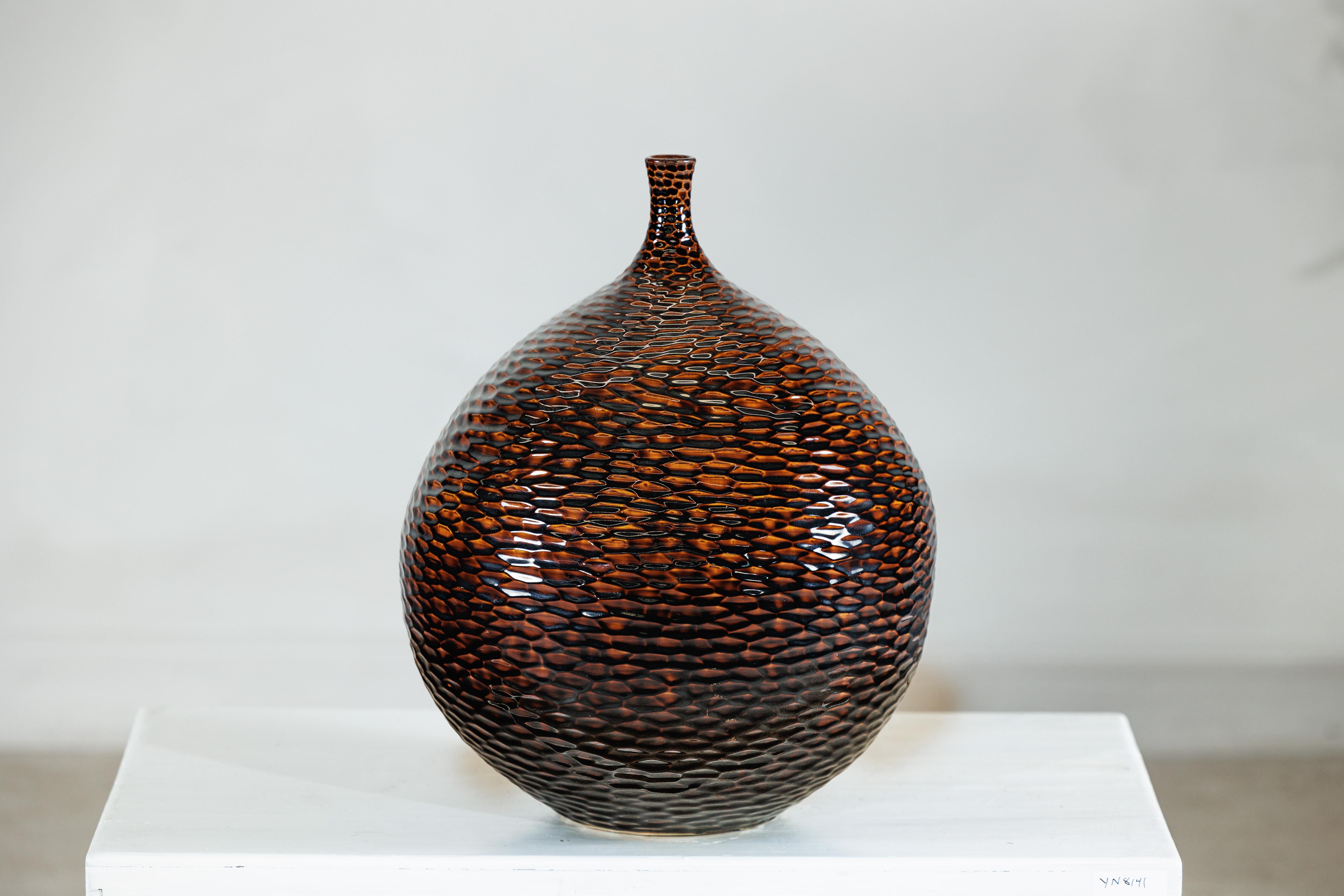 Vaso grande in ceramica artigianale con struttura a nido d'ape lucida nei toni del marrone intenso in vendita 2