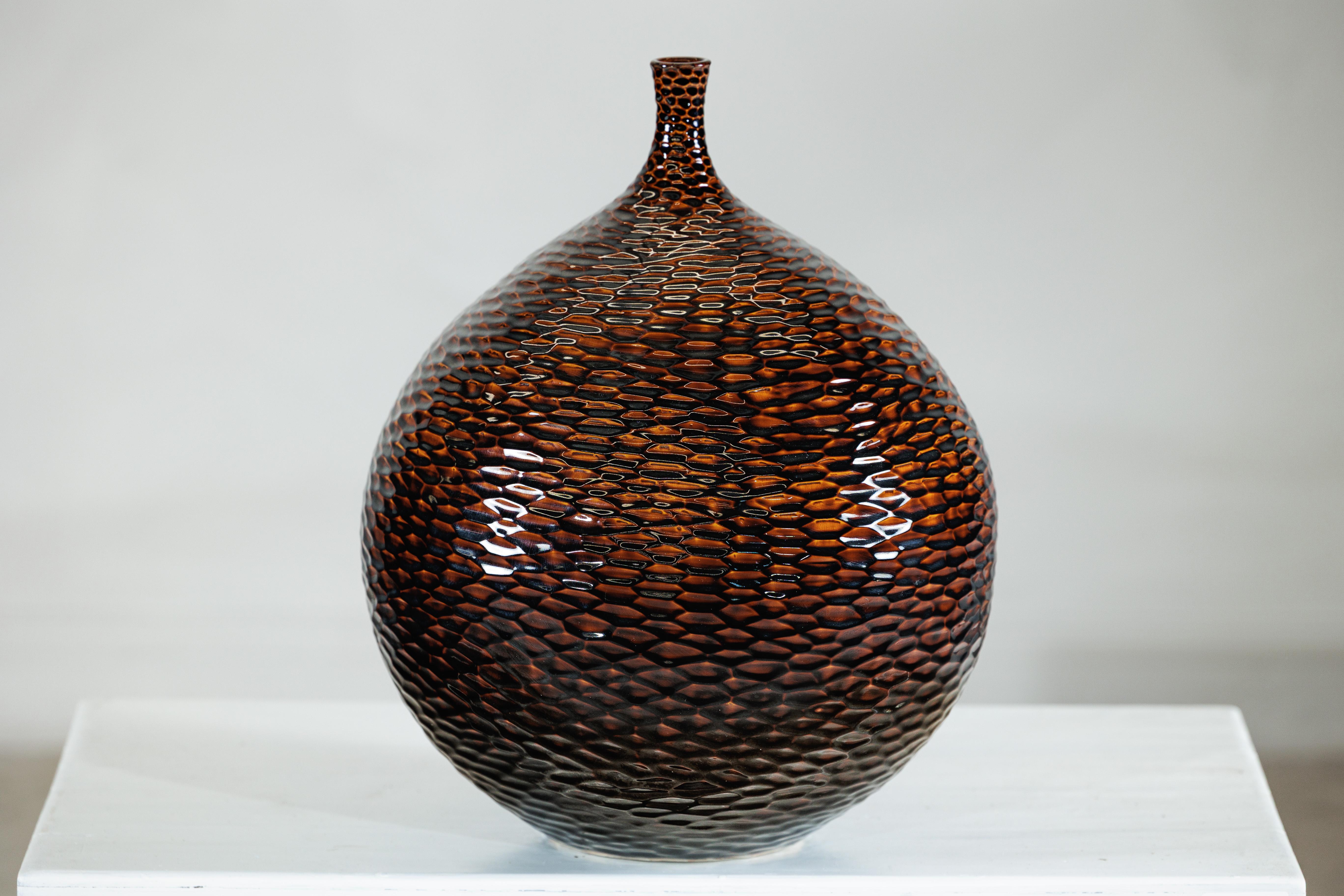 Vaso grande in ceramica artigianale con struttura a nido d'ape lucida nei toni del marrone intenso in vendita 3