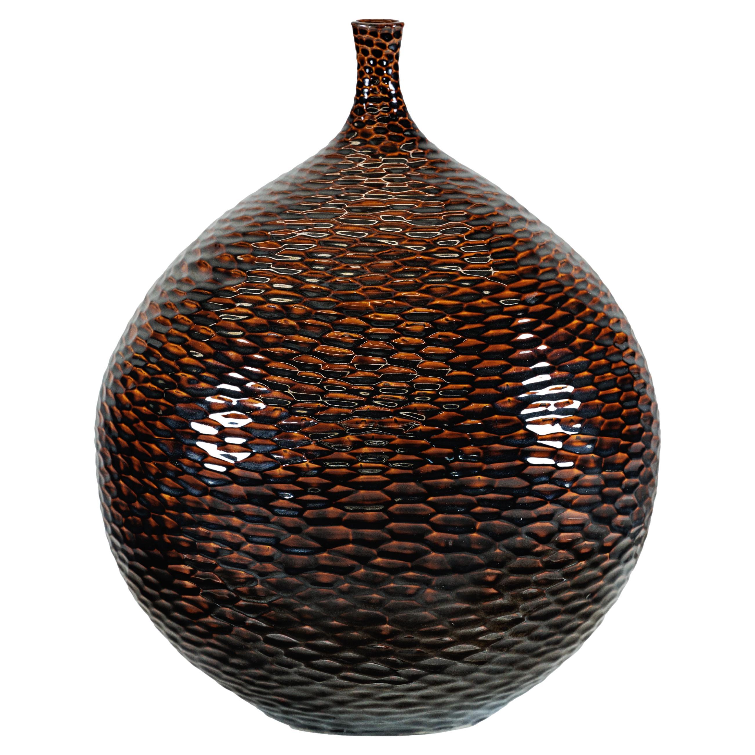 Vaso grande in ceramica artigianale con struttura a nido d'ape lucida nei toni del marrone intenso in vendita