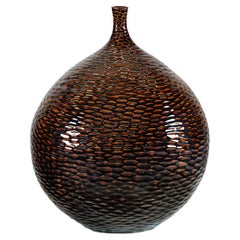 Vaso grande in ceramica artigianale con struttura a nido d'ape lucida nei toni del marrone intenso