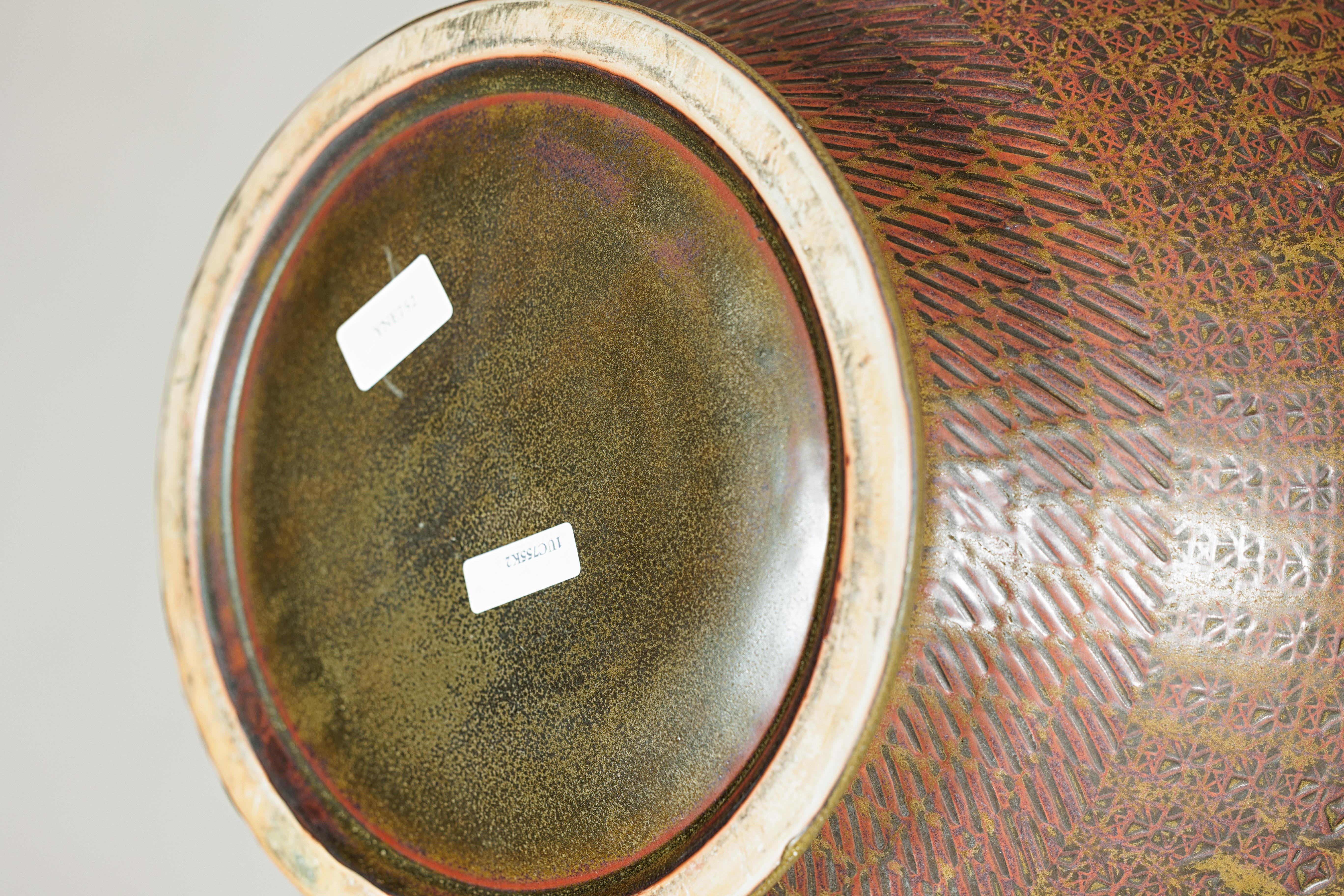 Große handwerkliche Keramikvase mit kompliziertem, strukturiertem Muster in Braun, Grün und im Angebot 5