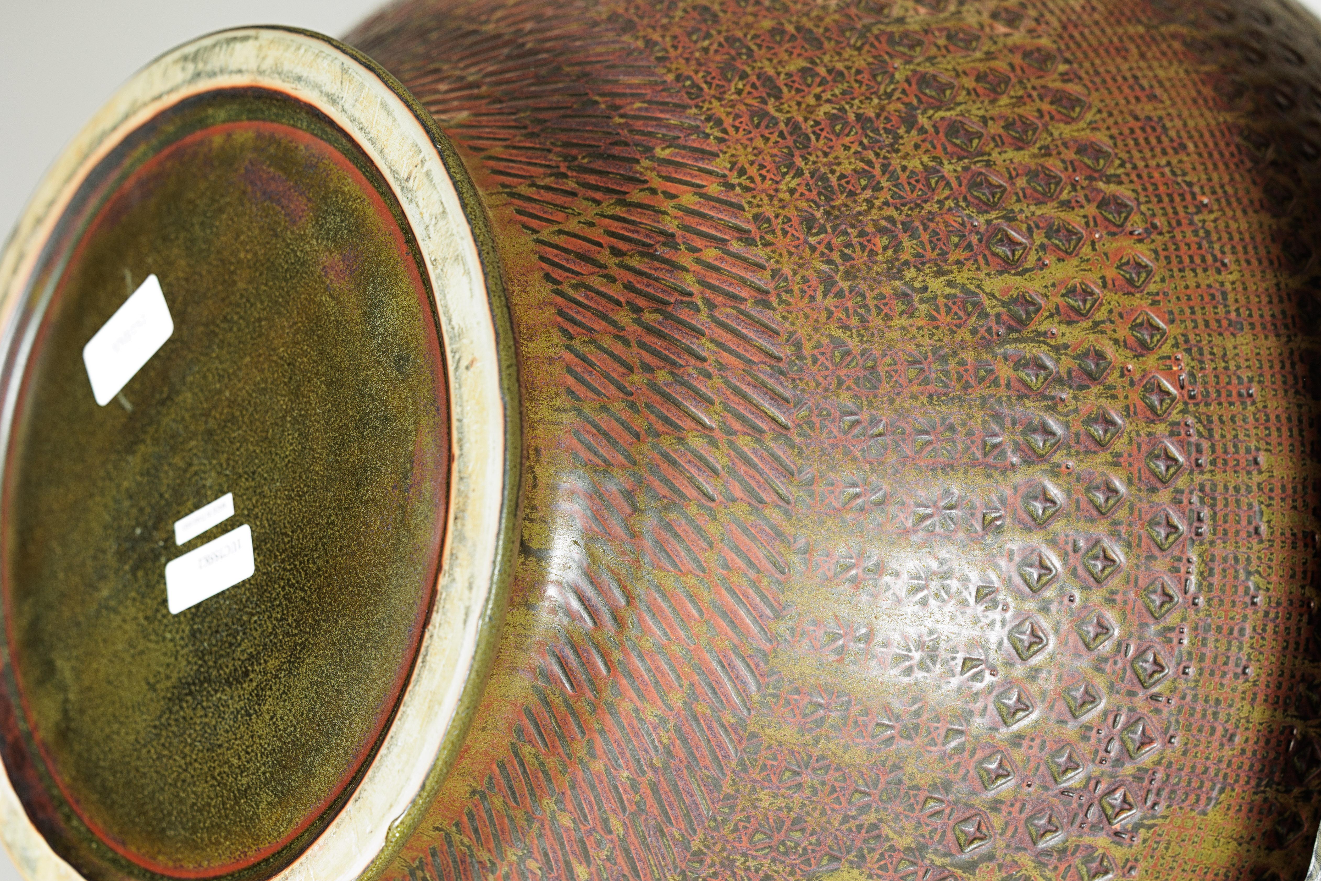 Große handwerkliche Keramikvase mit kompliziertem, strukturiertem Muster in Braun, Grün und im Angebot 6