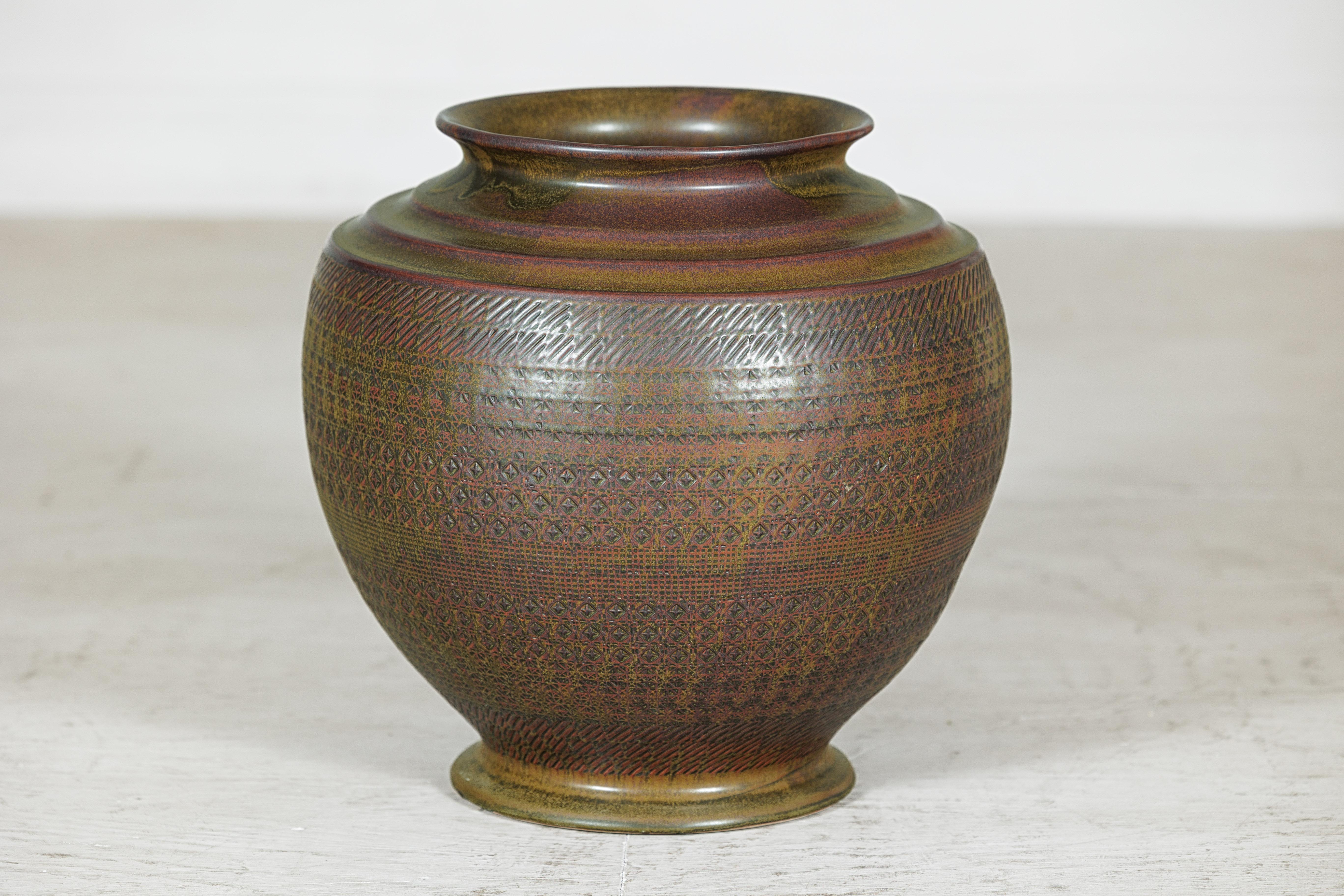 Große handwerkliche Keramikvase mit kompliziertem, strukturiertem Muster in Braun, Grün und im Angebot 7