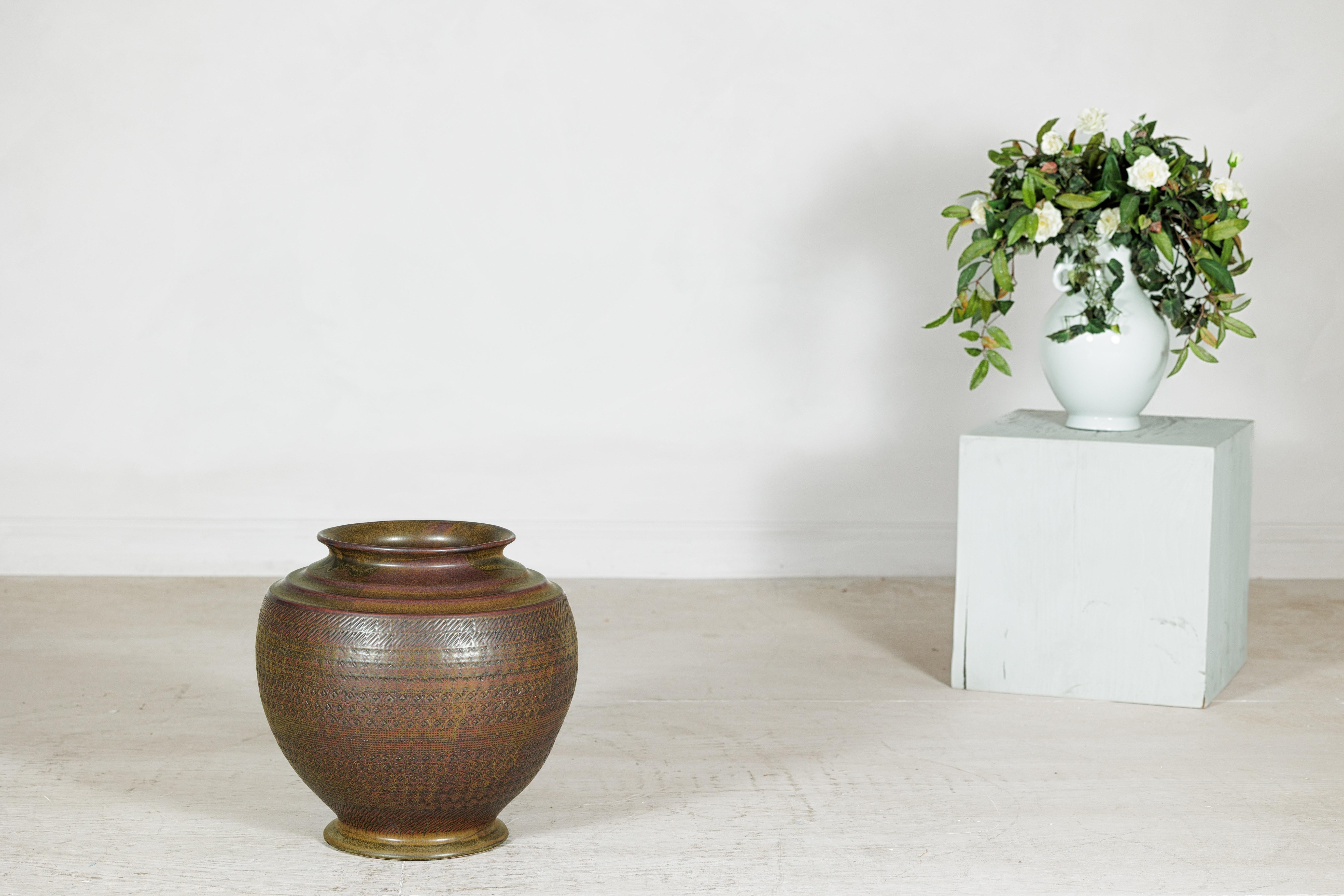 Große handwerkliche Keramikvase mit kompliziertem, strukturiertem Muster in Braun, Grün und (Glasiert) im Angebot