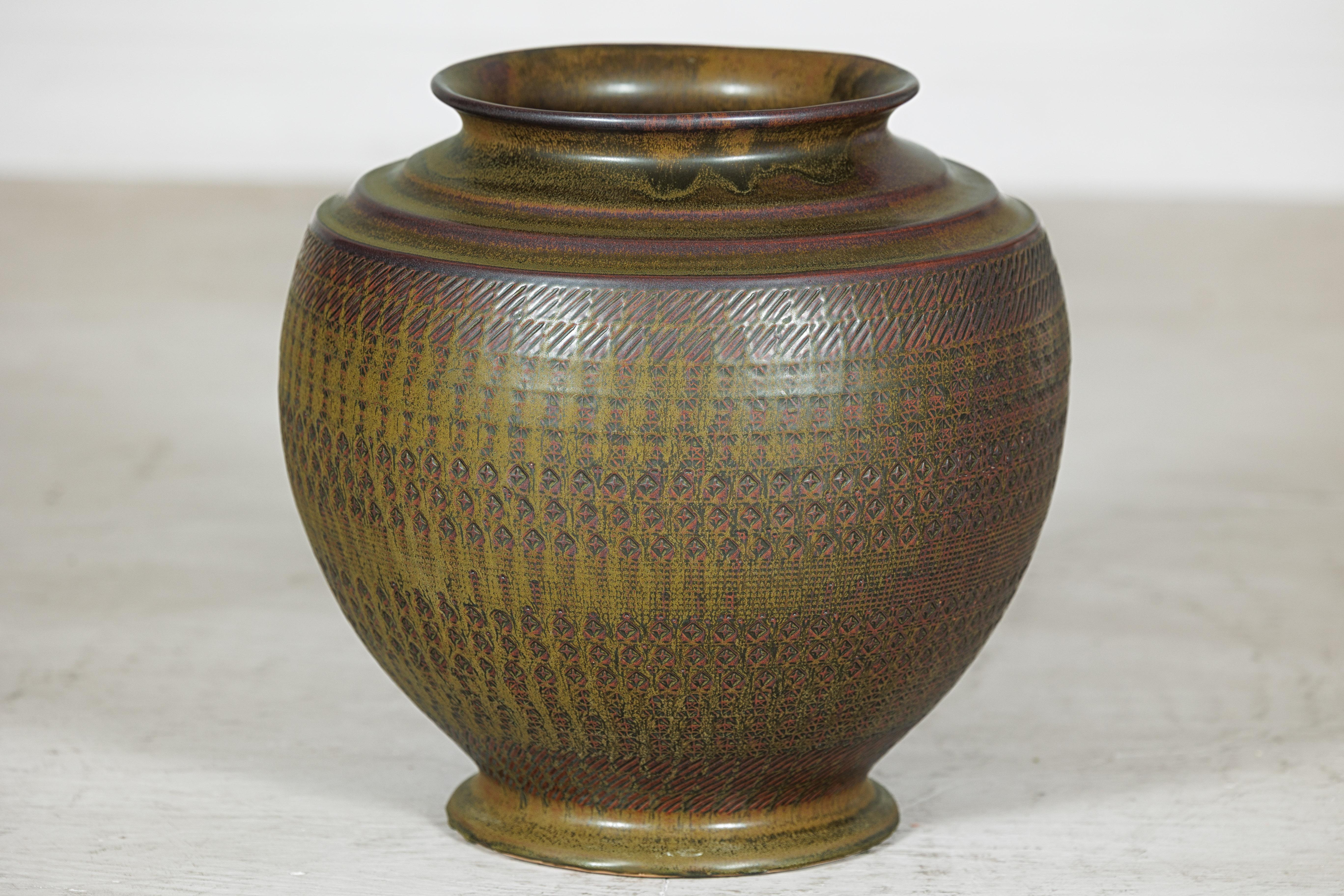 Große handwerkliche Keramikvase mit kompliziertem, strukturiertem Muster in Braun, Grün und im Zustand „Gut“ im Angebot in Yonkers, NY