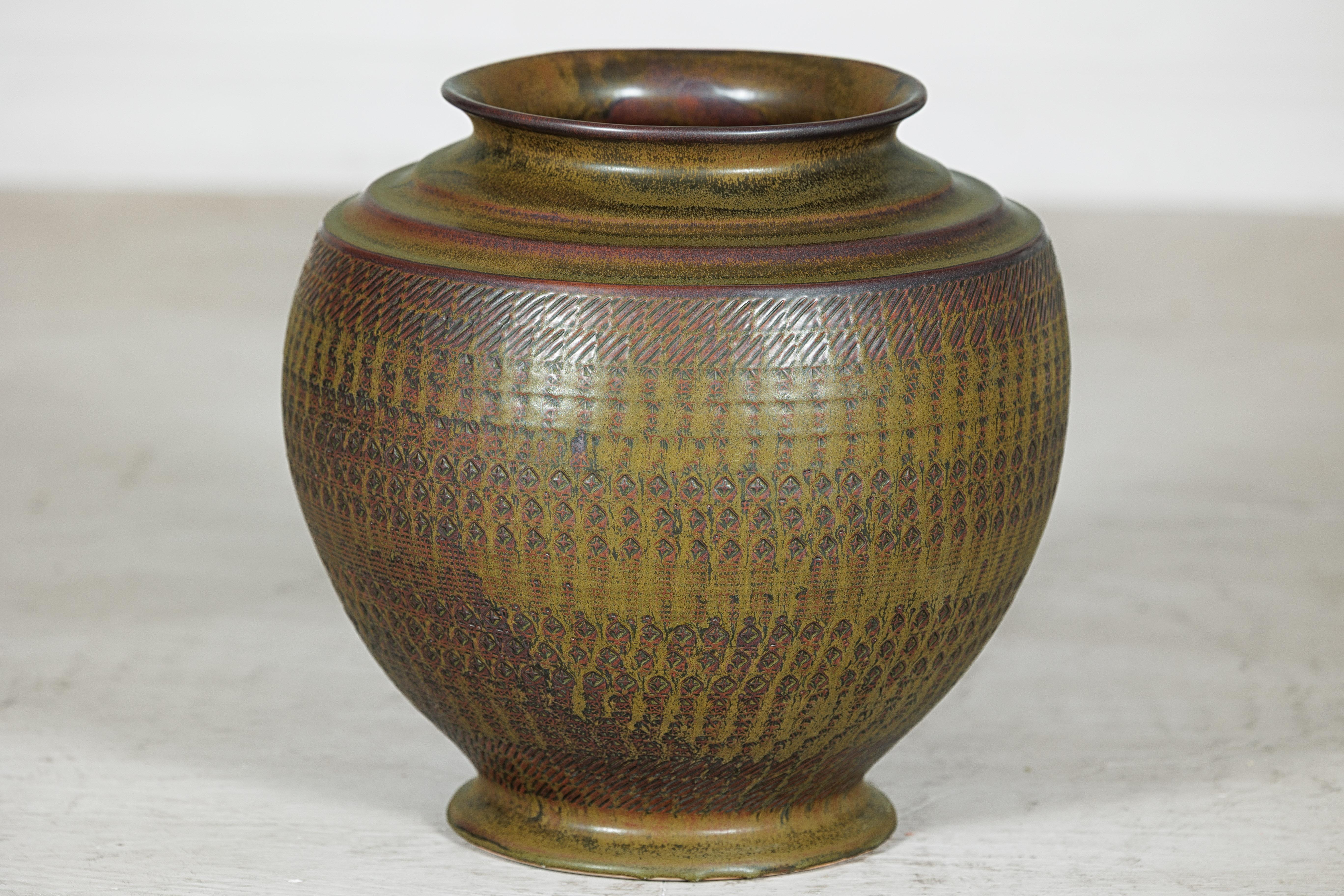 Große handwerkliche Keramikvase mit kompliziertem, strukturiertem Muster in Braun, Grün und (20. Jahrhundert) im Angebot