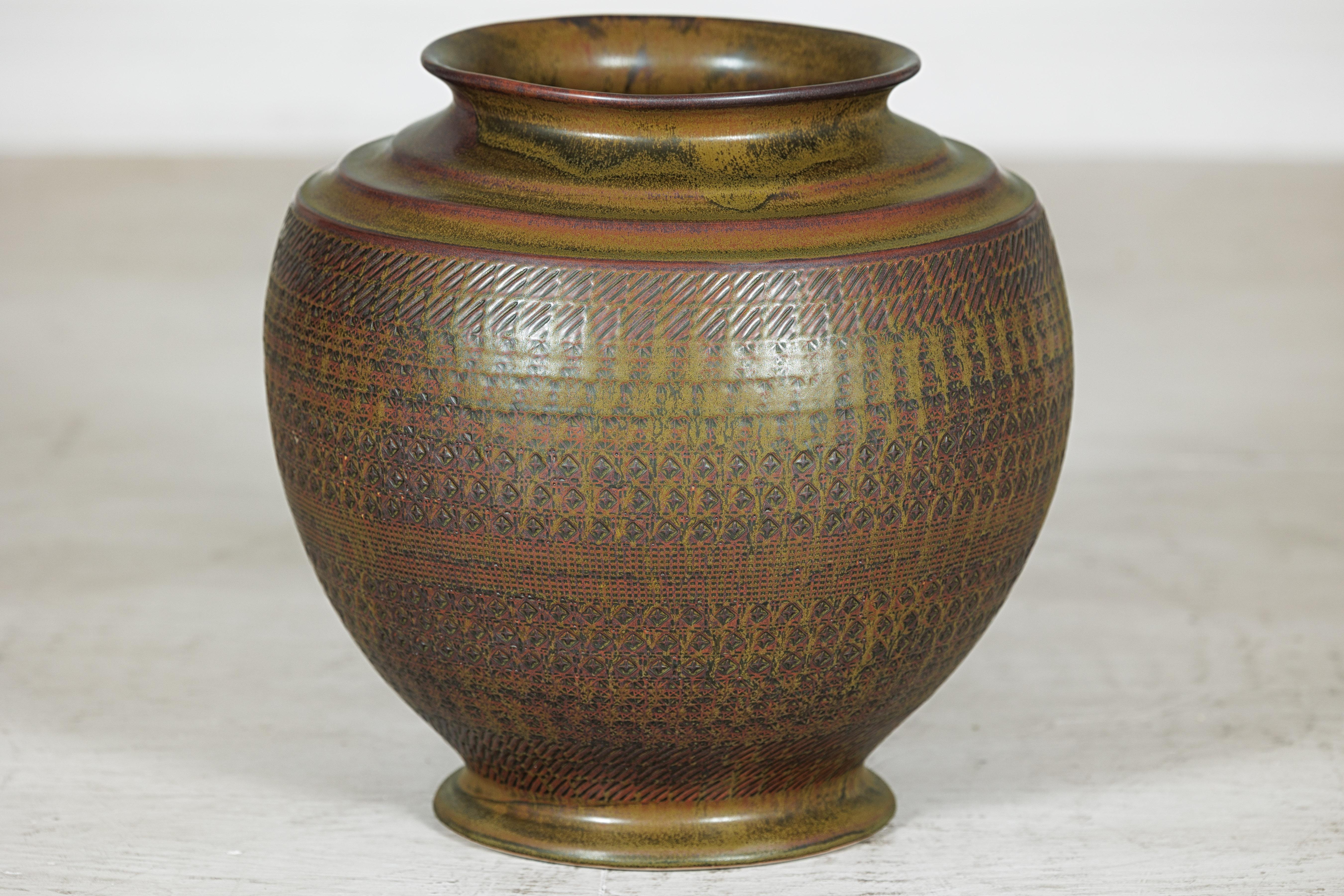 Große handwerkliche Keramikvase mit kompliziertem, strukturiertem Muster in Braun, Grün und im Angebot 1