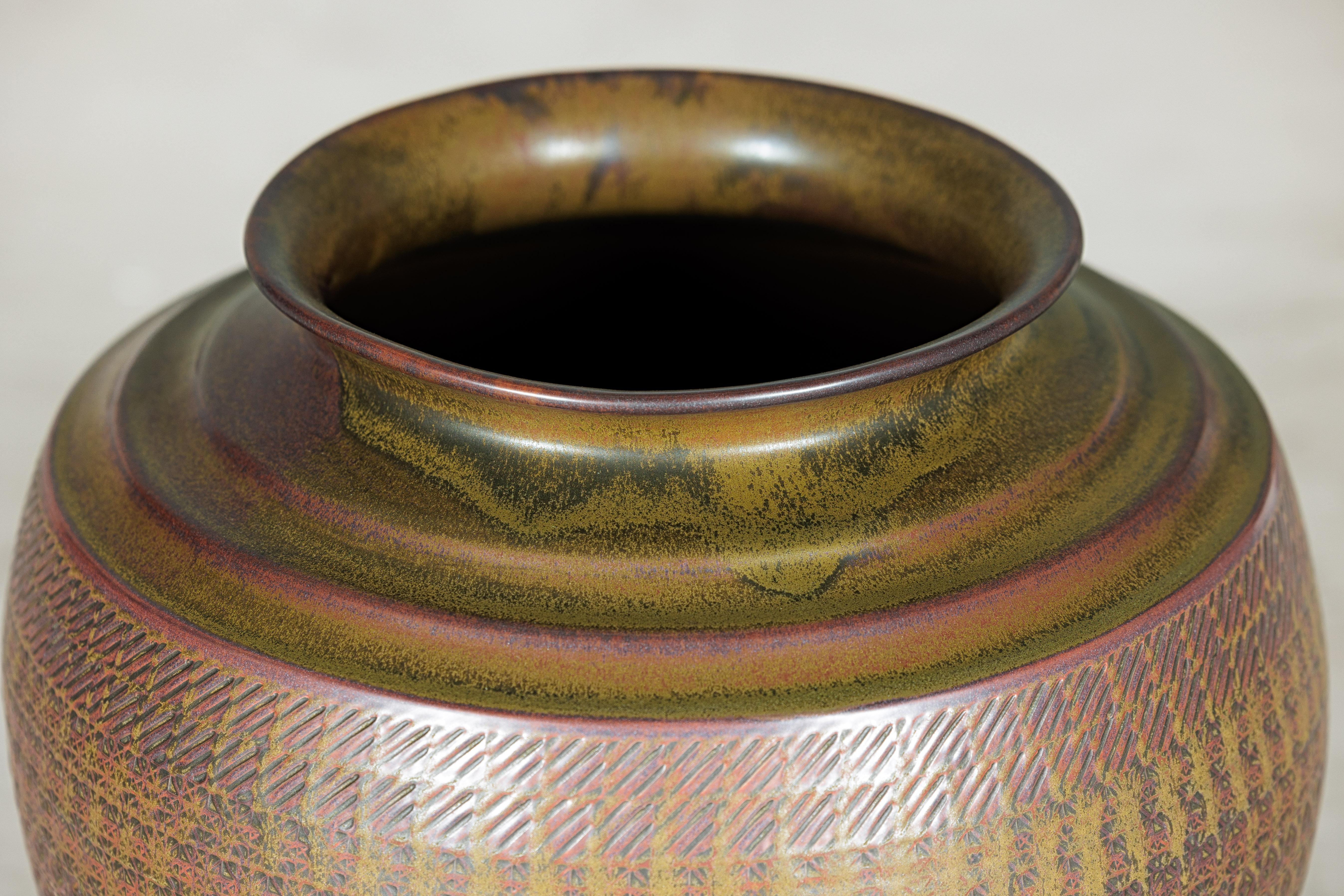 Große handwerkliche Keramikvase mit kompliziertem, strukturiertem Muster in Braun, Grün und im Angebot 2