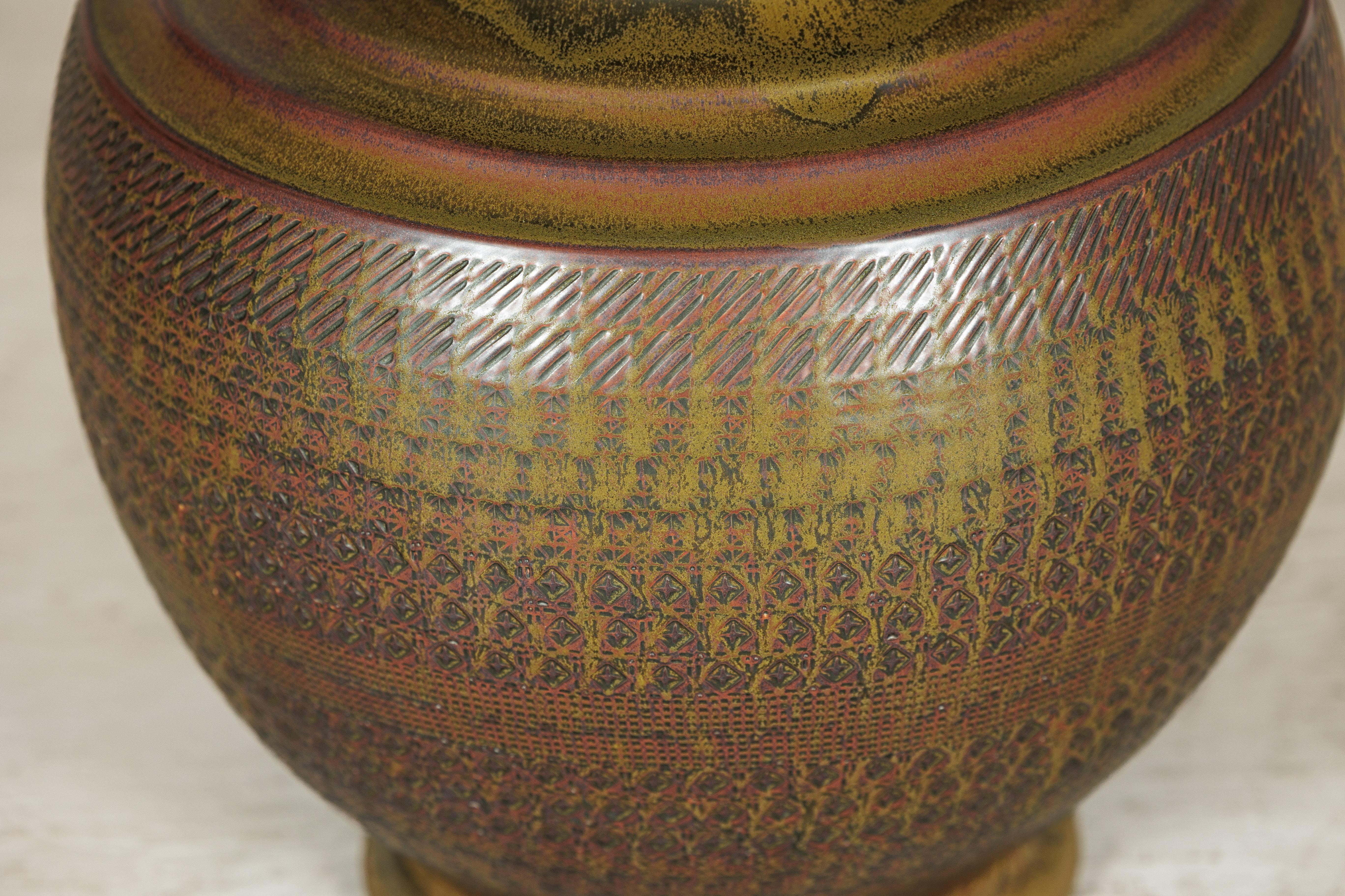 Große handwerkliche Keramikvase mit kompliziertem, strukturiertem Muster in Braun, Grün und im Angebot 3