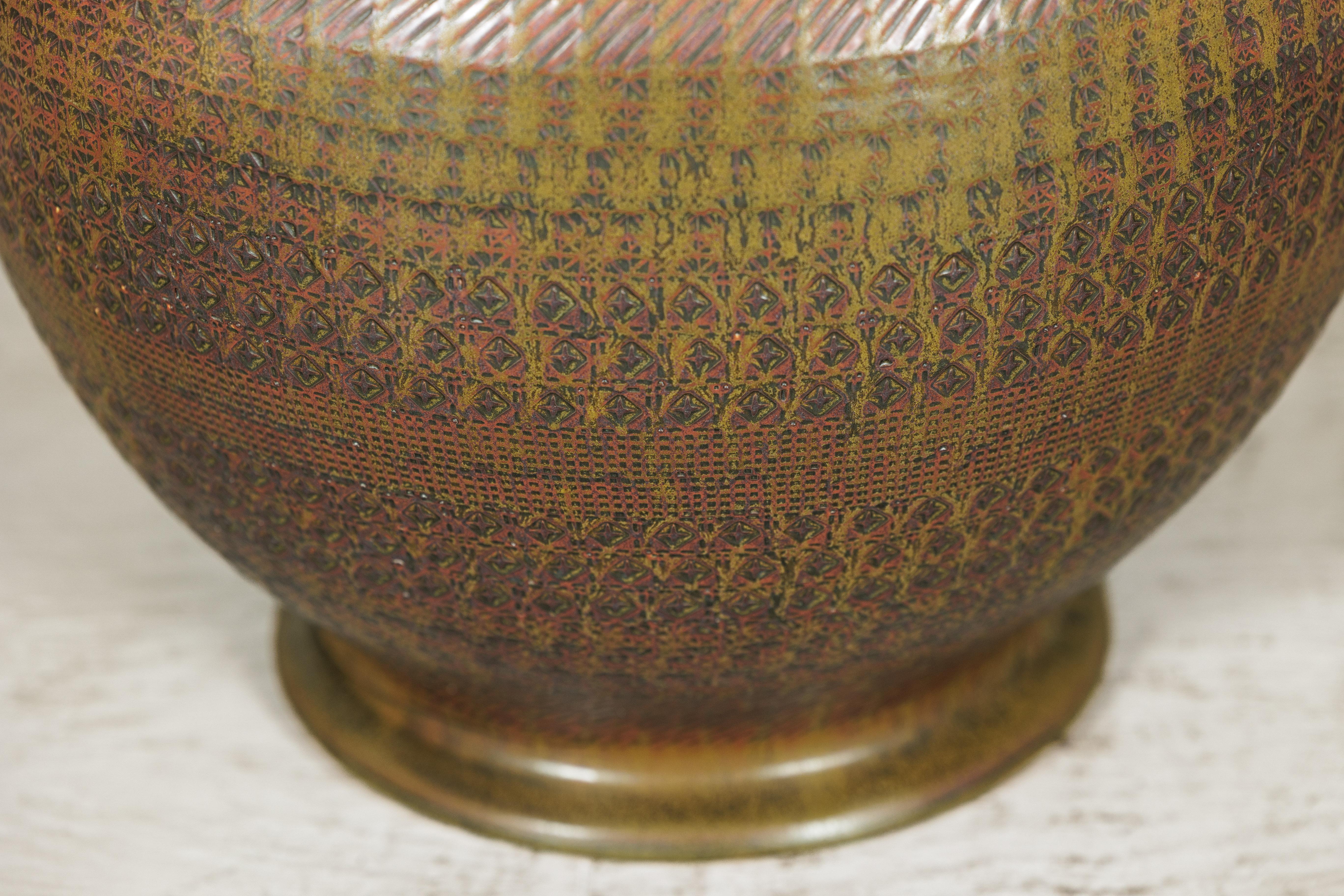 Große handwerkliche Keramikvase mit kompliziertem, strukturiertem Muster in Braun, Grün und im Angebot 4