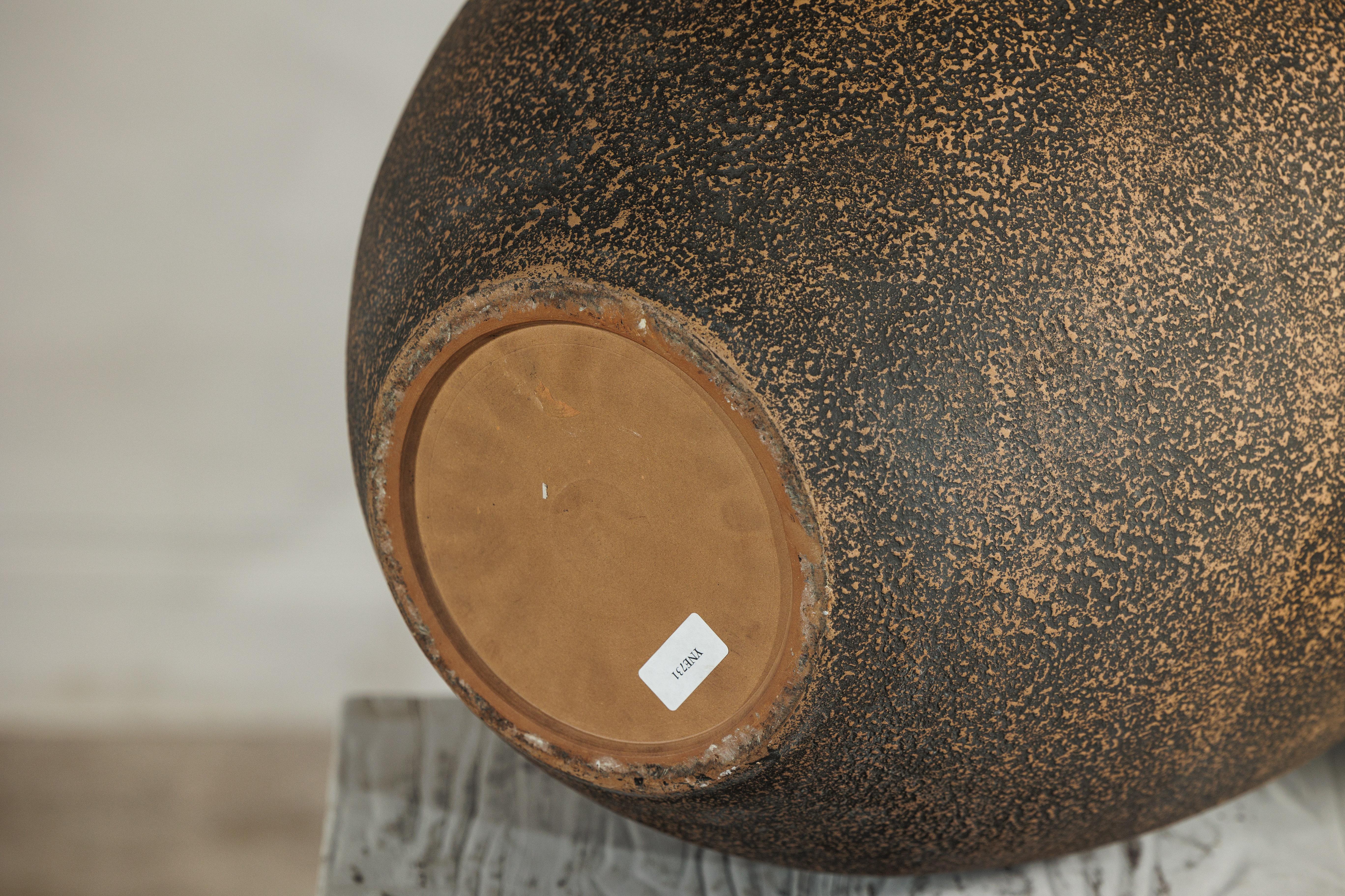 Gran Jarrón de Cerámica Artesanal con Cuello Negro Mate y Cuerpo Marrón Texturado en venta 5