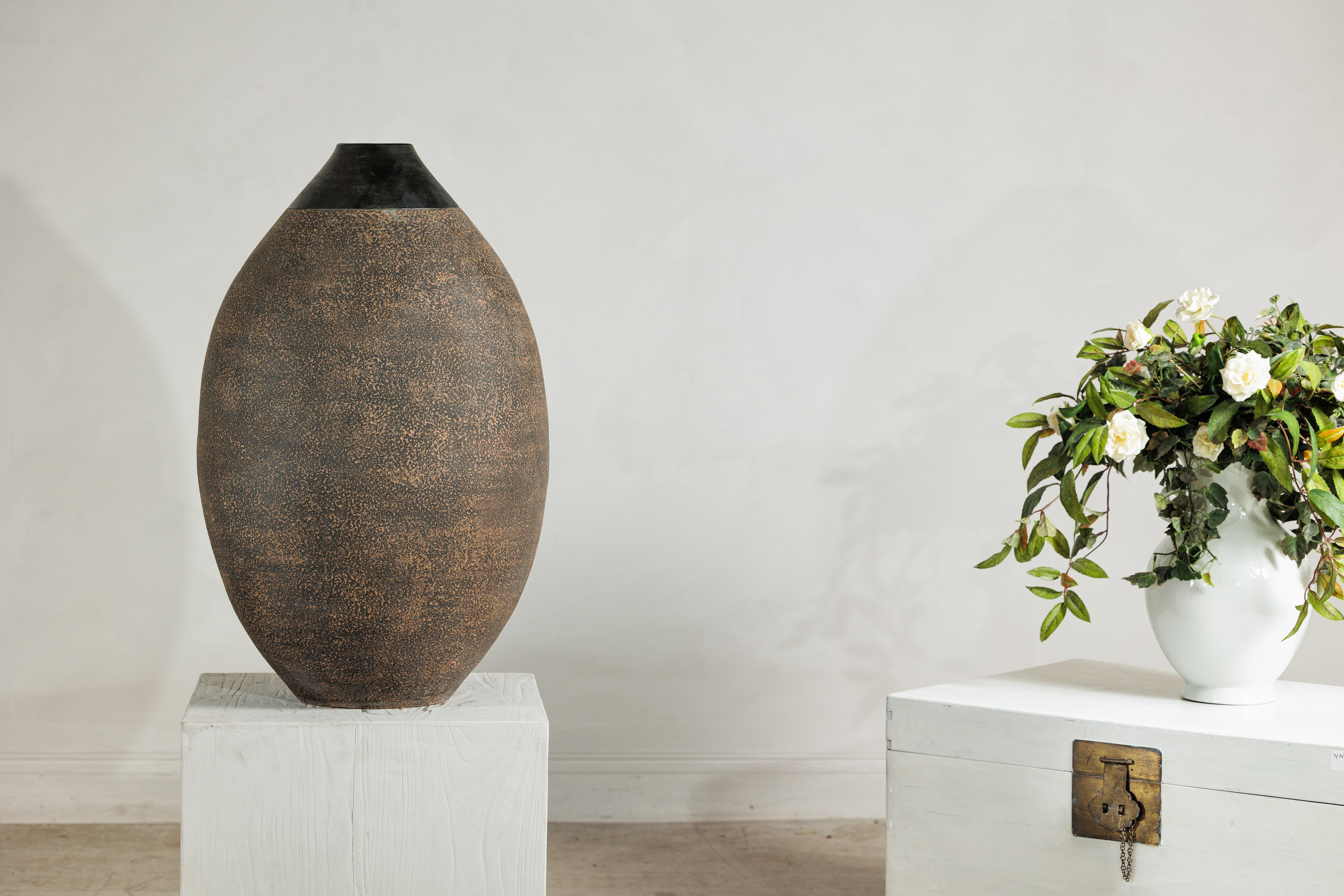 Gran Jarrón de Cerámica Artesanal con Cuello Negro Mate y Cuerpo Marrón Texturado Glaseado en venta