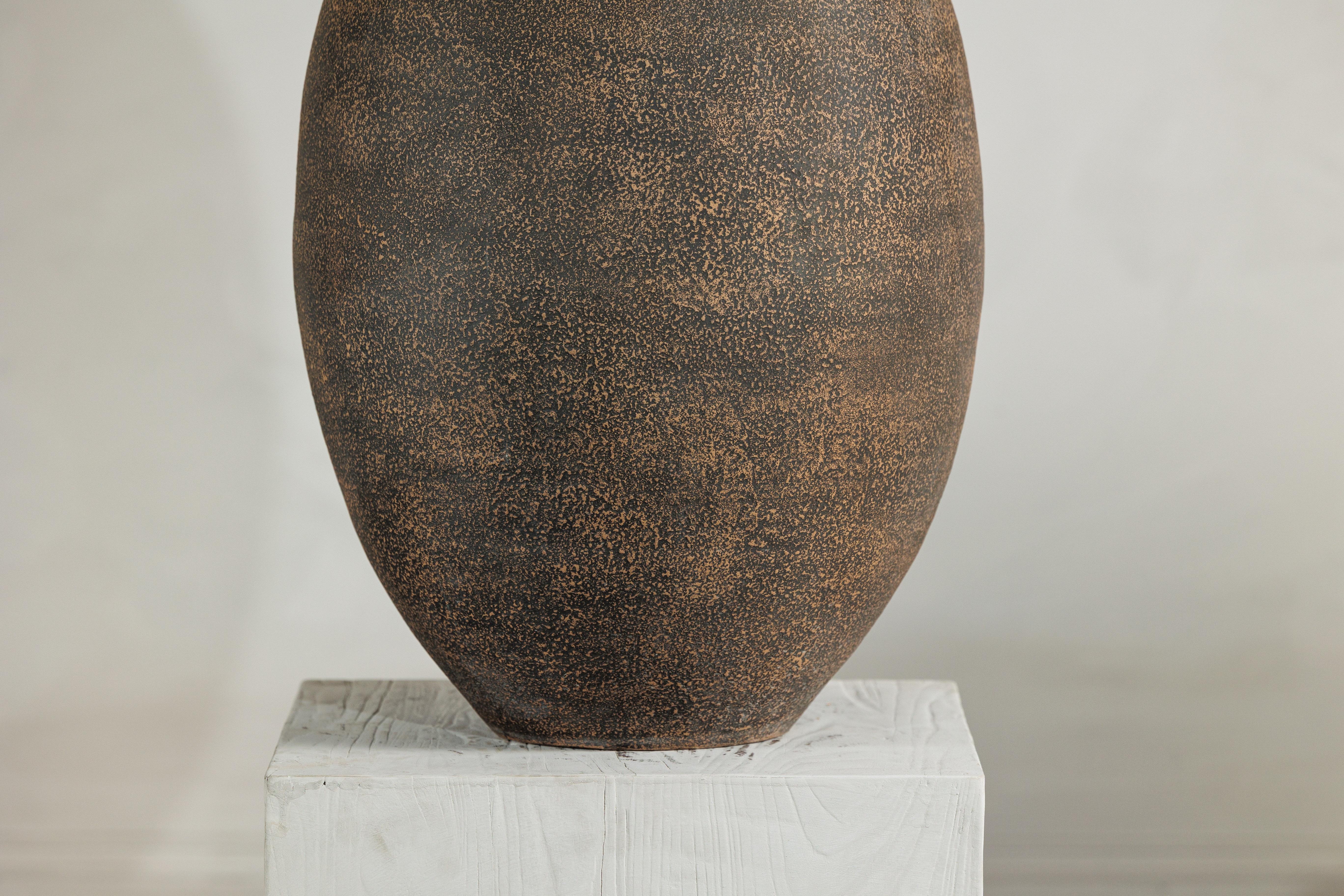 Gran Jarrón de Cerámica Artesanal con Cuello Negro Mate y Cuerpo Marrón Texturado Cerámico en venta