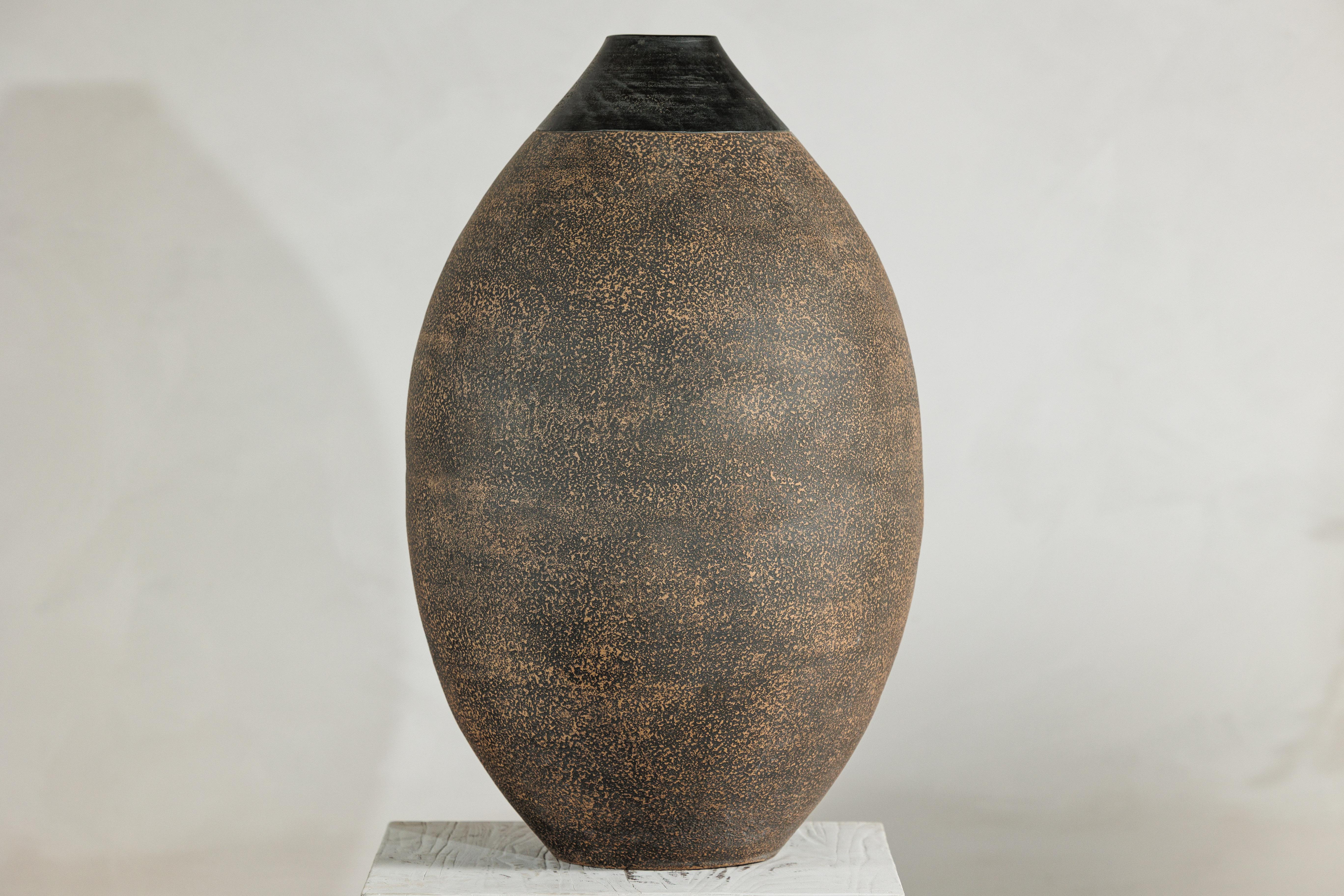 Gran Jarrón de Cerámica Artesanal con Cuello Negro Mate y Cuerpo Marrón Texturado en venta 1