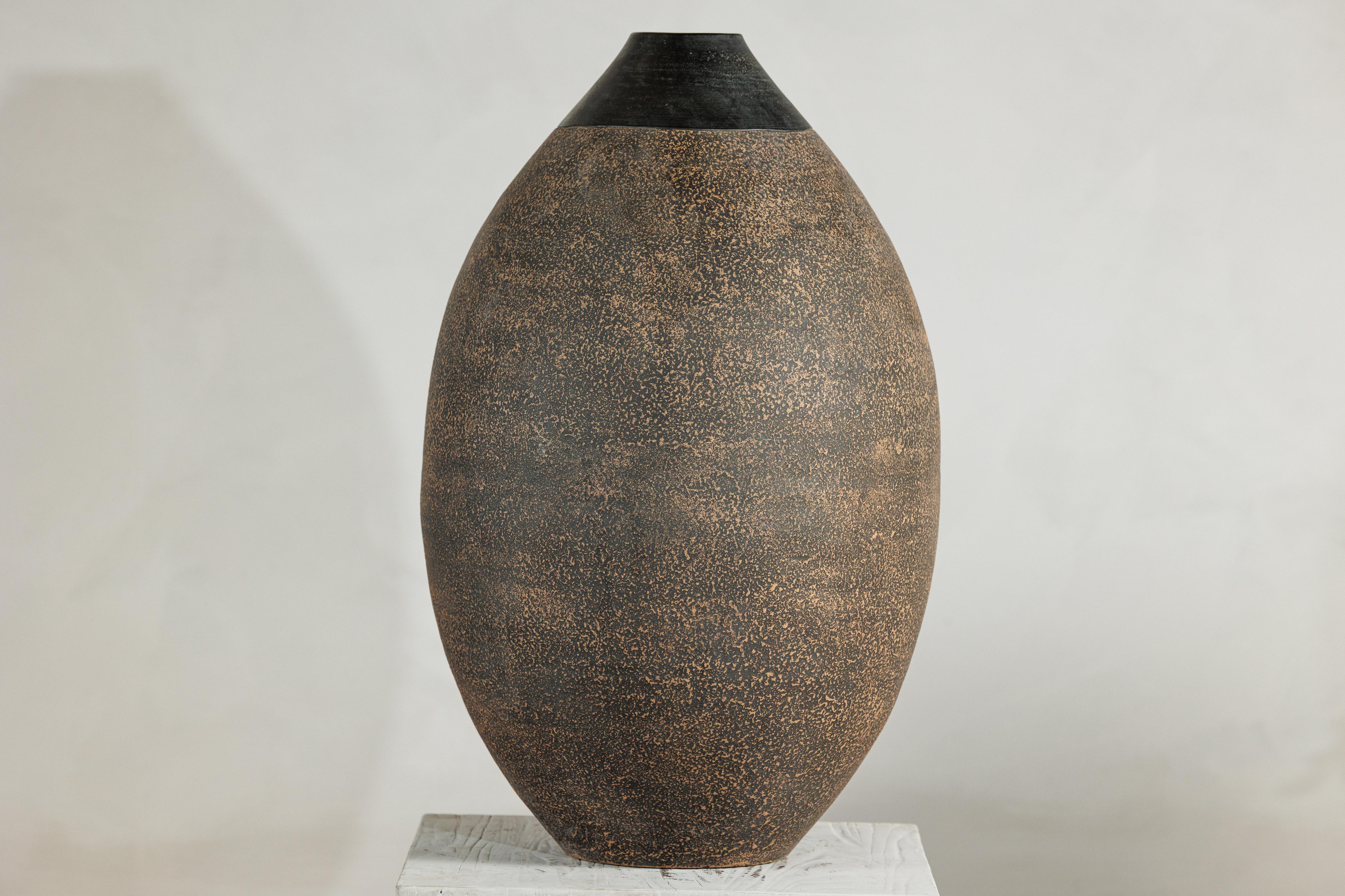 Gran Jarrón de Cerámica Artesanal con Cuello Negro Mate y Cuerpo Marrón Texturado en venta 3