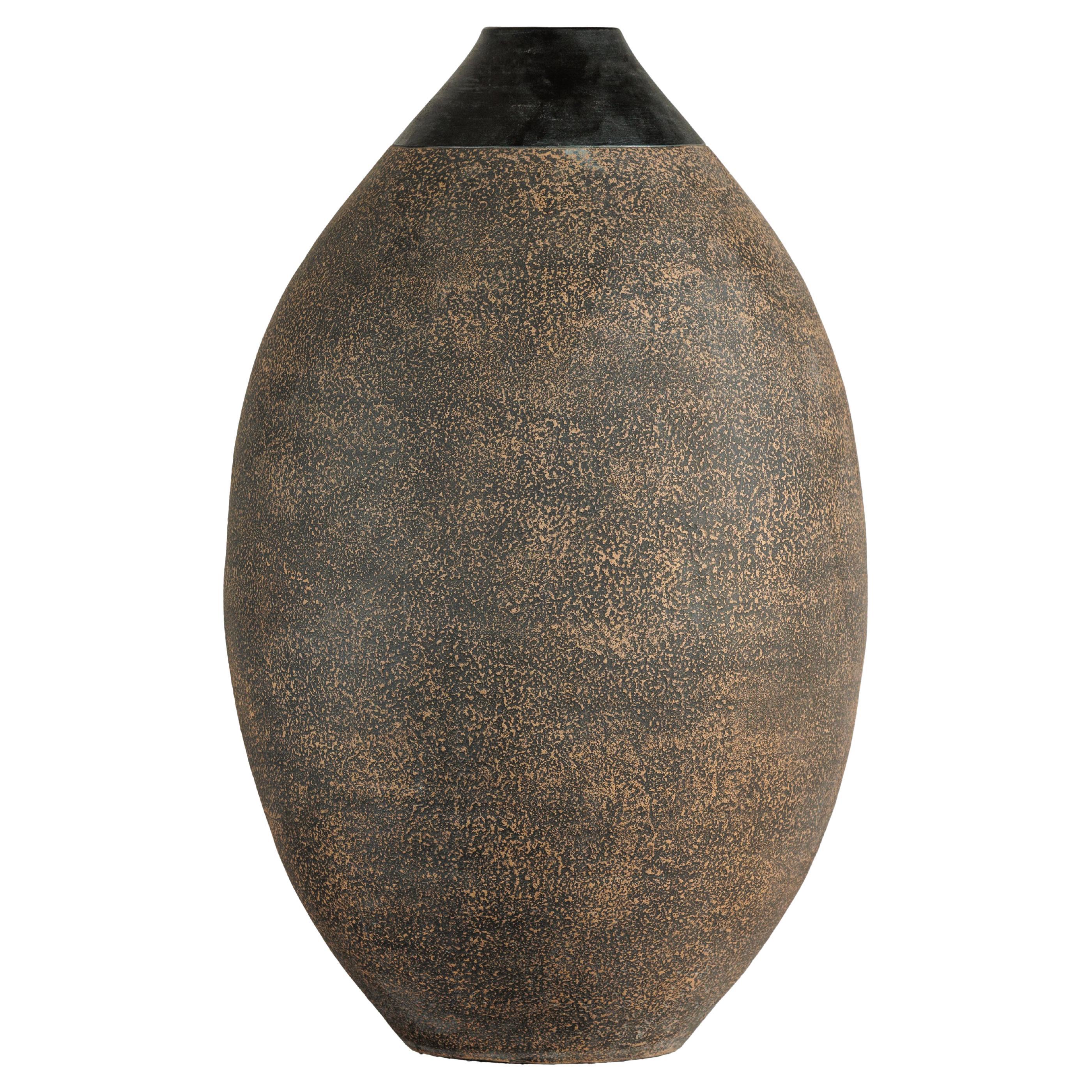 Gran Jarrón de Cerámica Artesanal con Cuello Negro Mate y Cuerpo Marrón Texturado en venta
