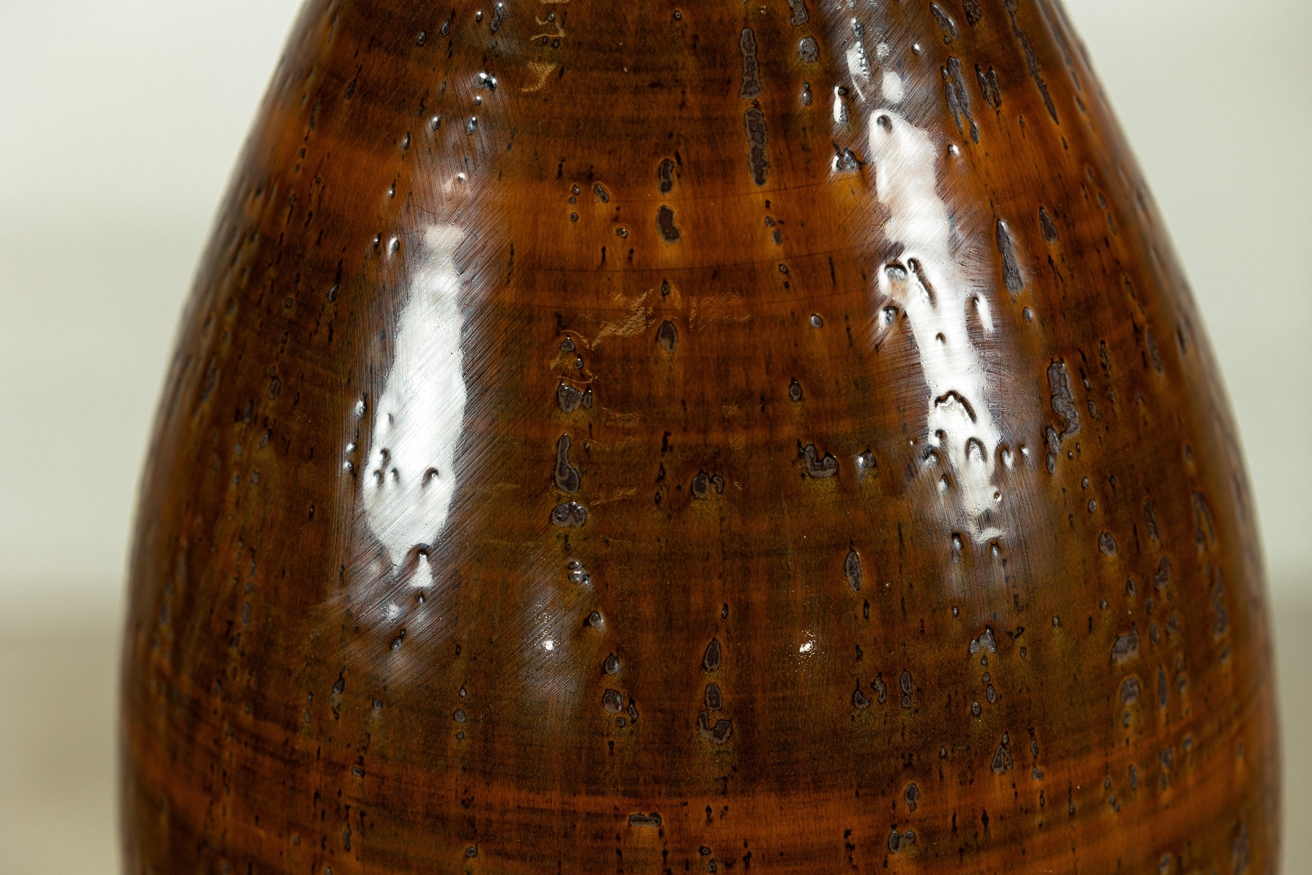 Große Keramikvase mit strukturierter bernsteinfarbener Glasur und Tropfenform im Angebot 5