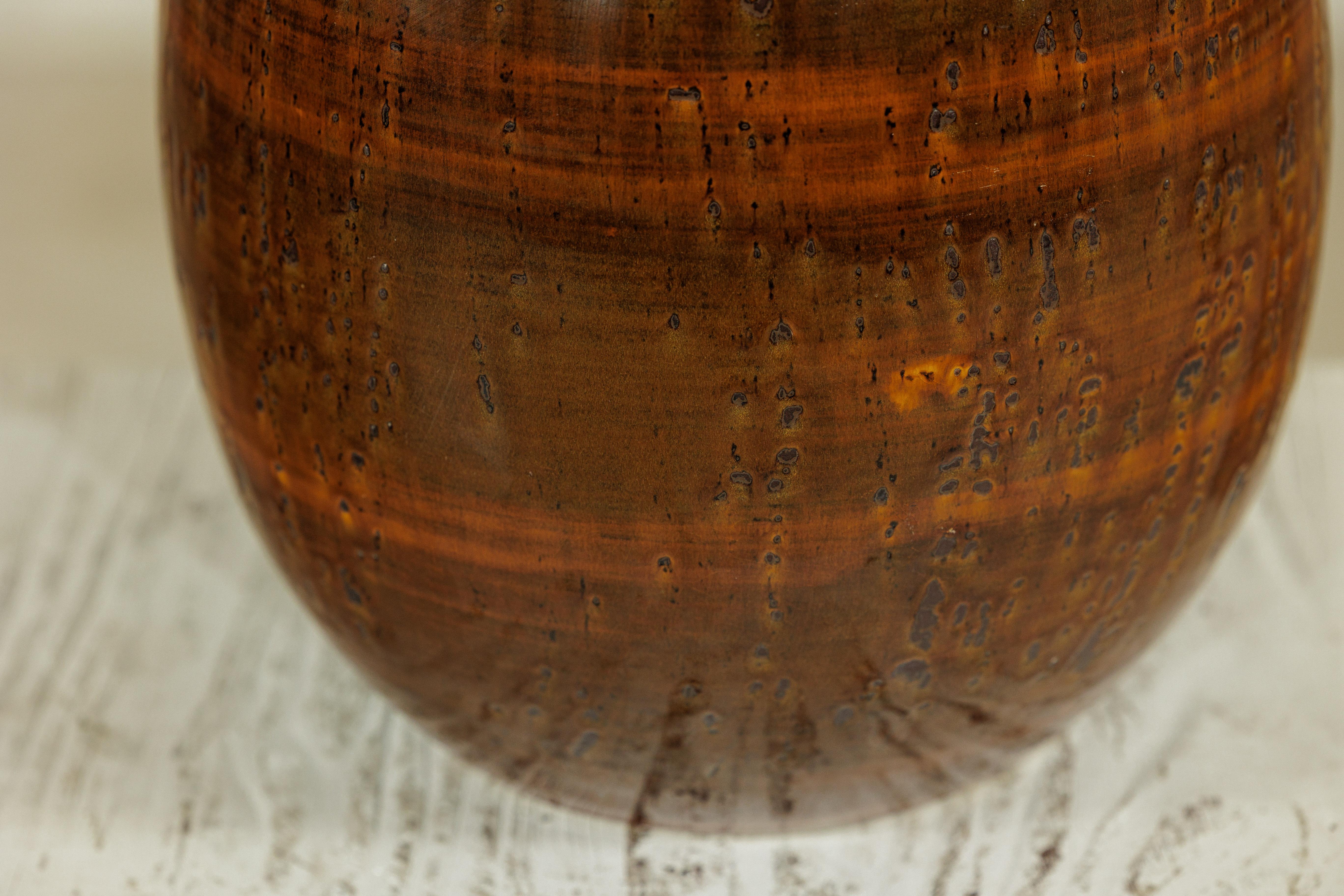 Große Keramikvase mit strukturierter bernsteinfarbener Glasur und Tropfenform im Angebot 6