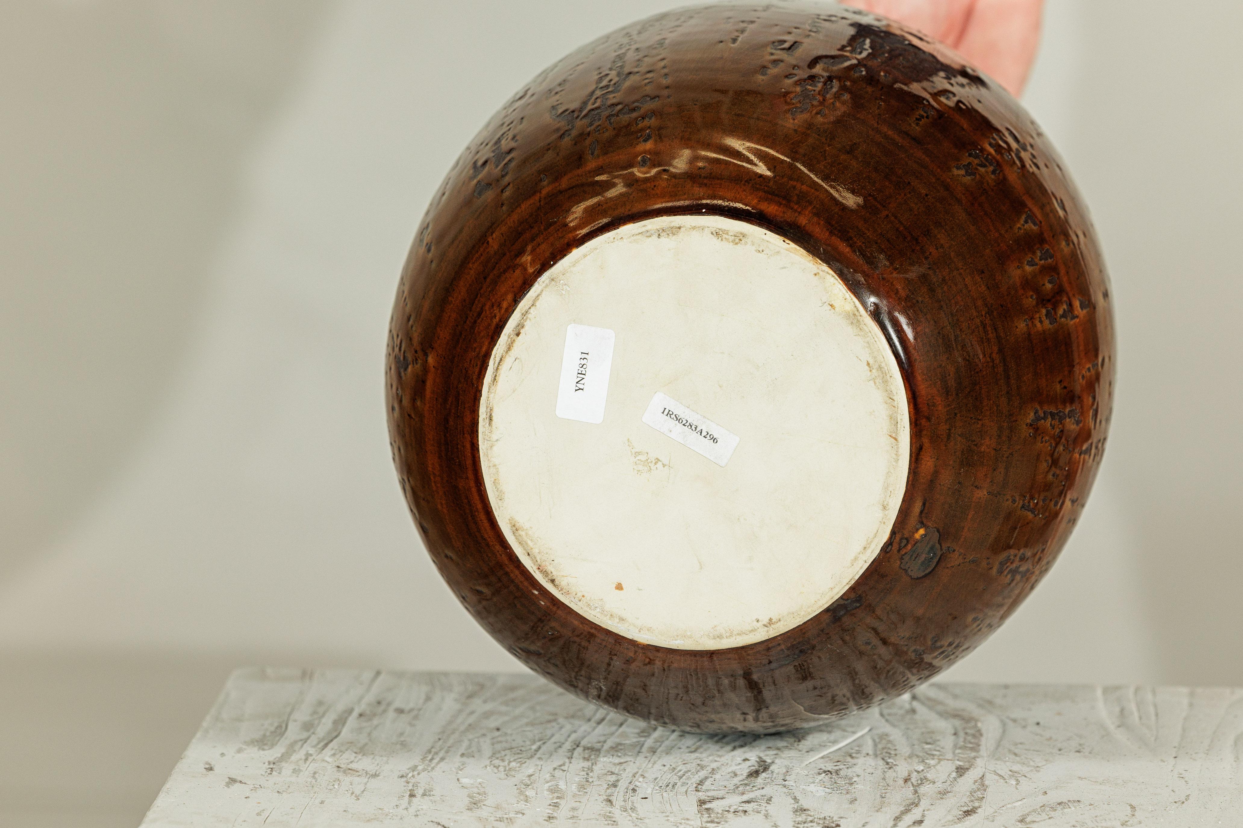 Große Keramikvase mit strukturierter bernsteinfarbener Glasur und Tropfenform im Angebot 7