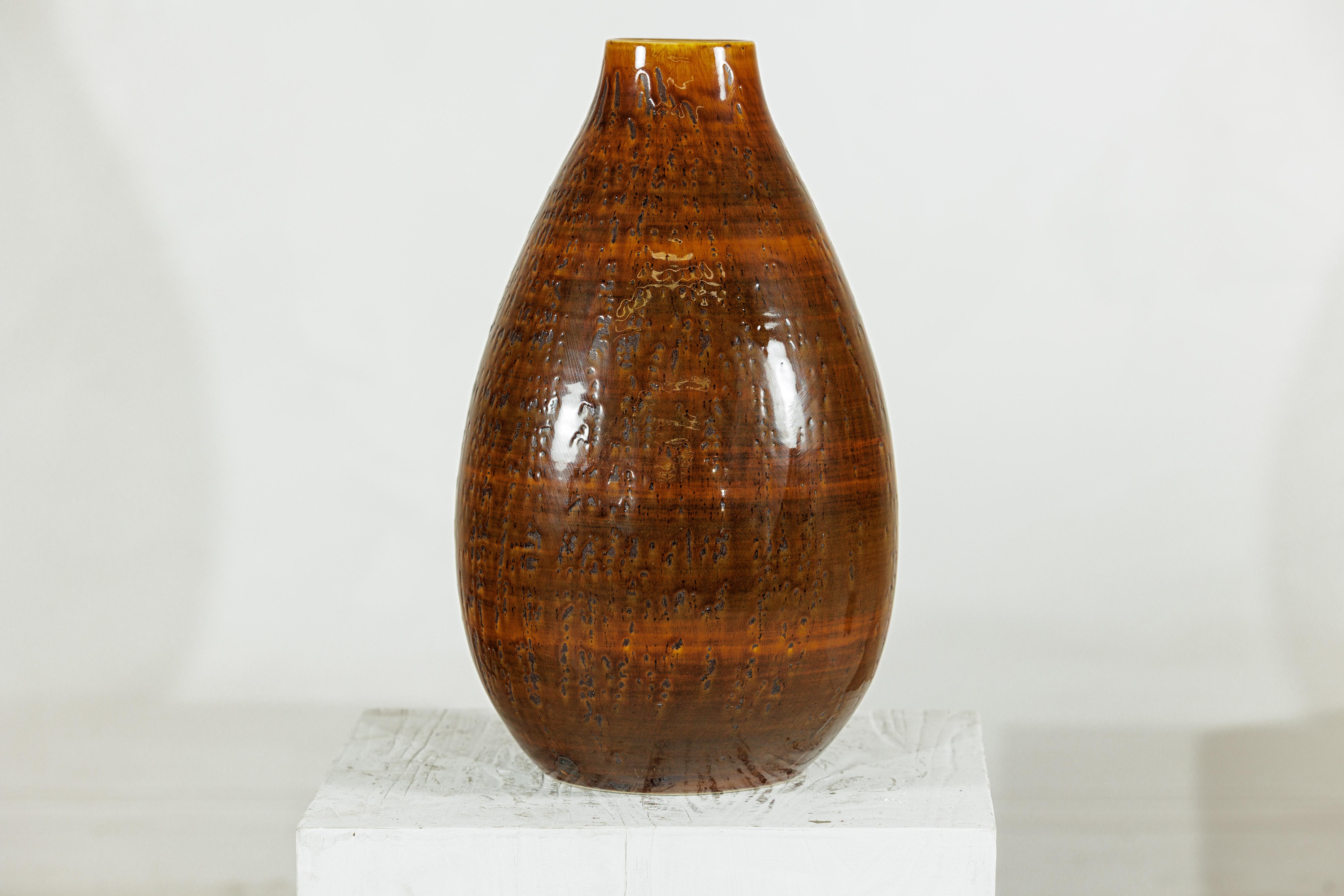 Große Keramikvase mit strukturierter bernsteinfarbener Glasur und Tropfenform im Angebot 8