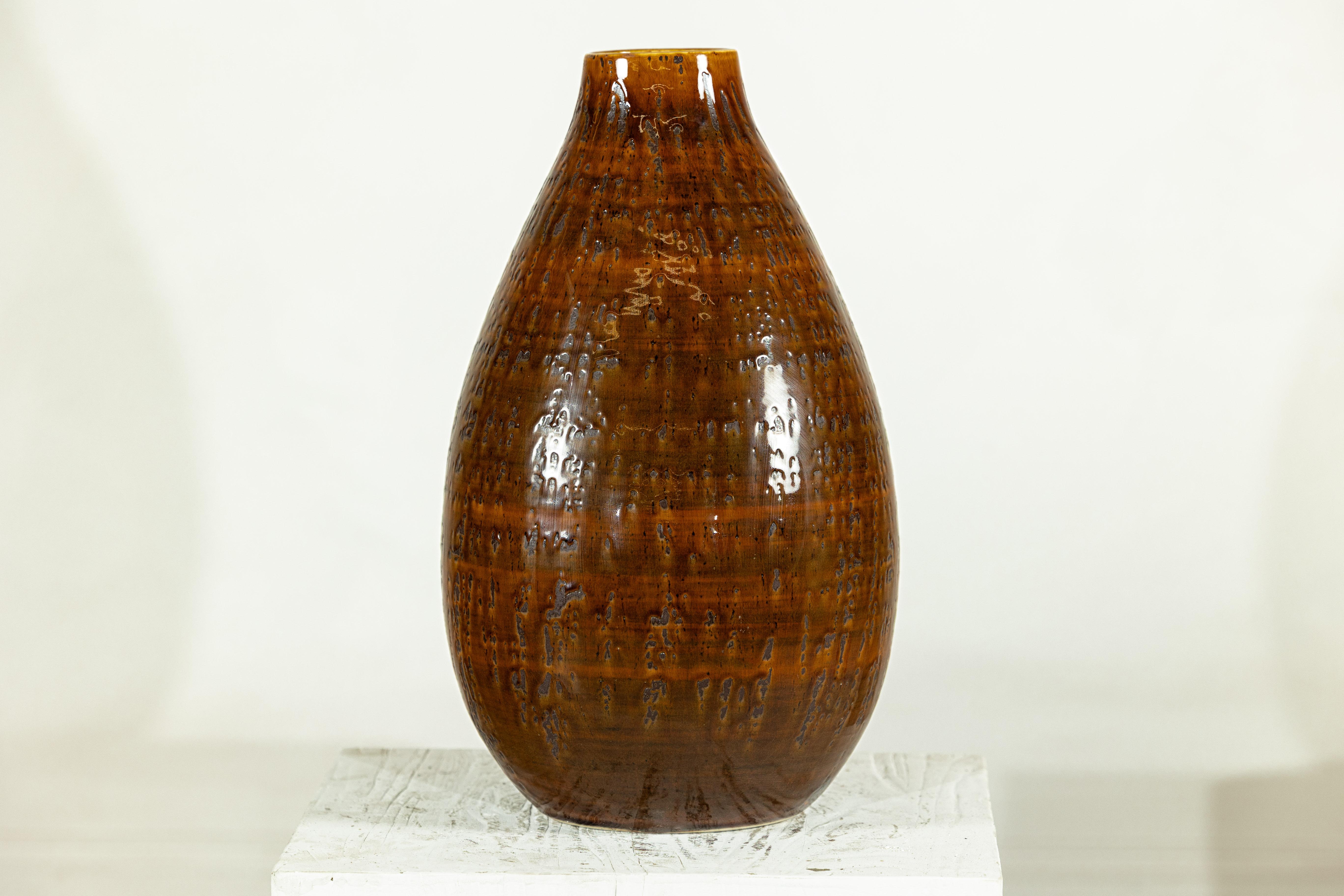 Große Keramikvase mit strukturierter bernsteinfarbener Glasur und Tropfenform im Angebot 1