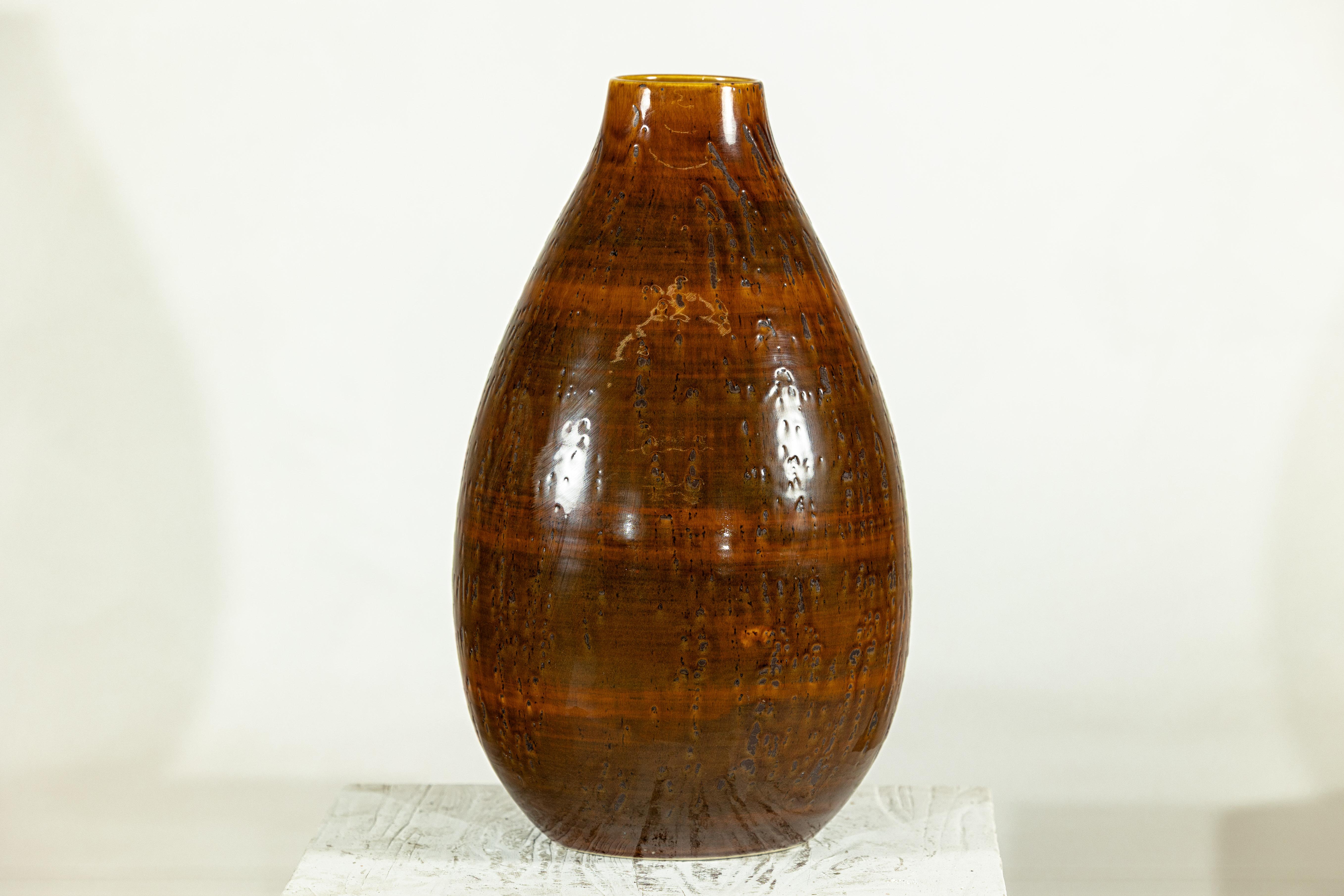 Große Keramikvase mit strukturierter bernsteinfarbener Glasur und Tropfenform im Angebot 3