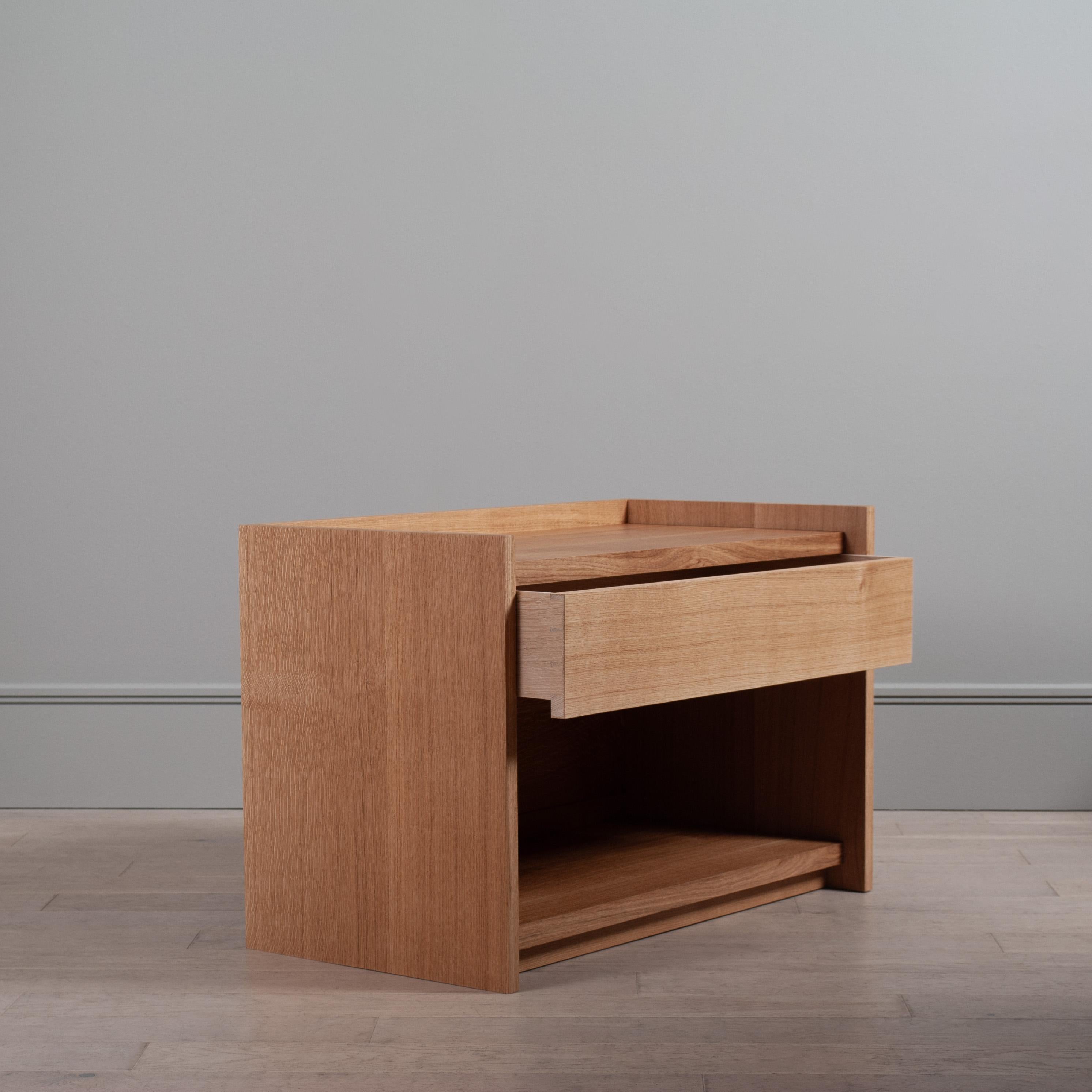 SS1 - il nostro tavolino/cassettiera/comodino contemporaneo realizzato artigianalmente con il miglior rovere inglese segato a quarto. Il cassetto superiore è dotato di uno spazioso cassetto tradizionale tagliato a mano a coda di rondine. 
Il retro è
