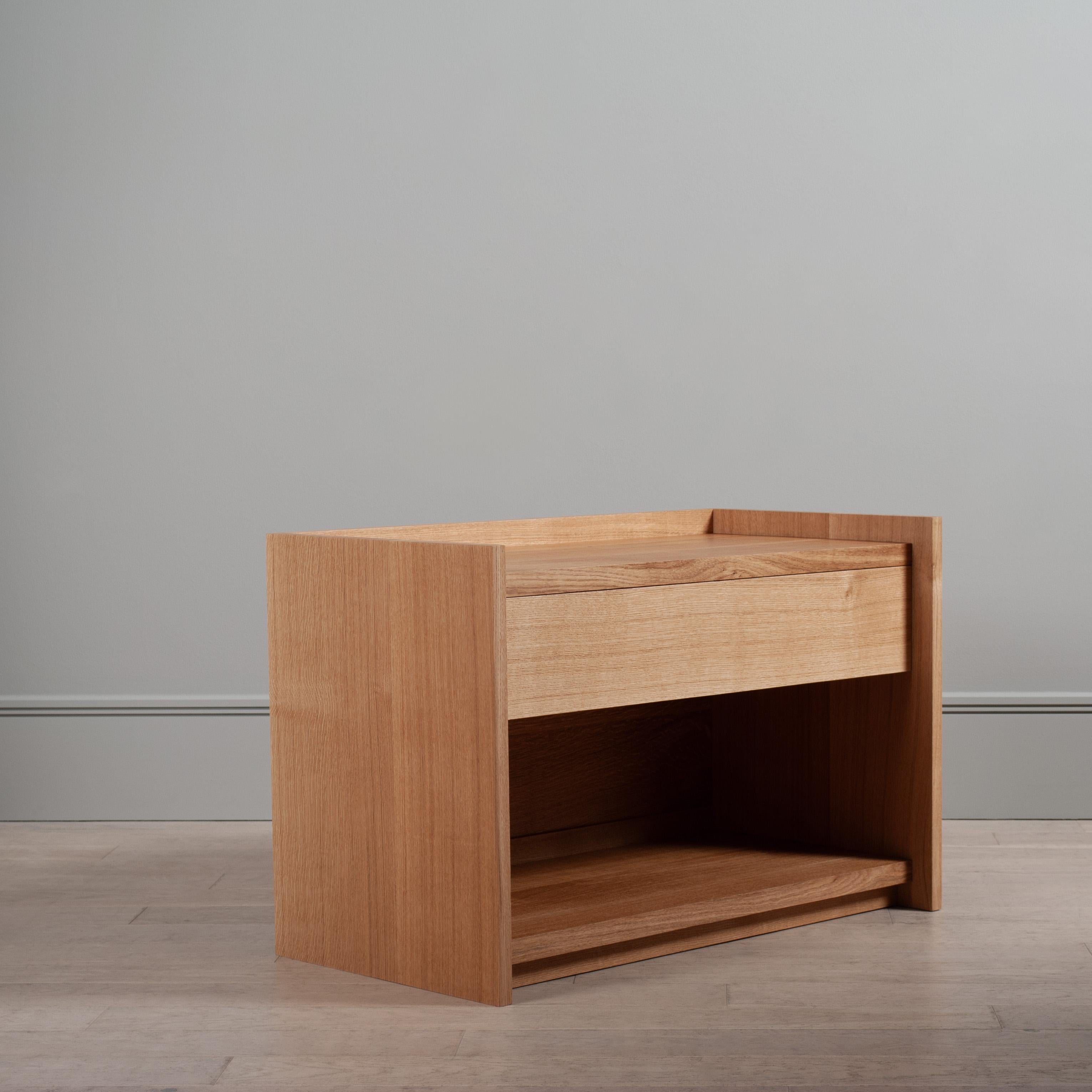 Moderno Grande tavolino artigianale in Oak inglese con cassetti in vendita