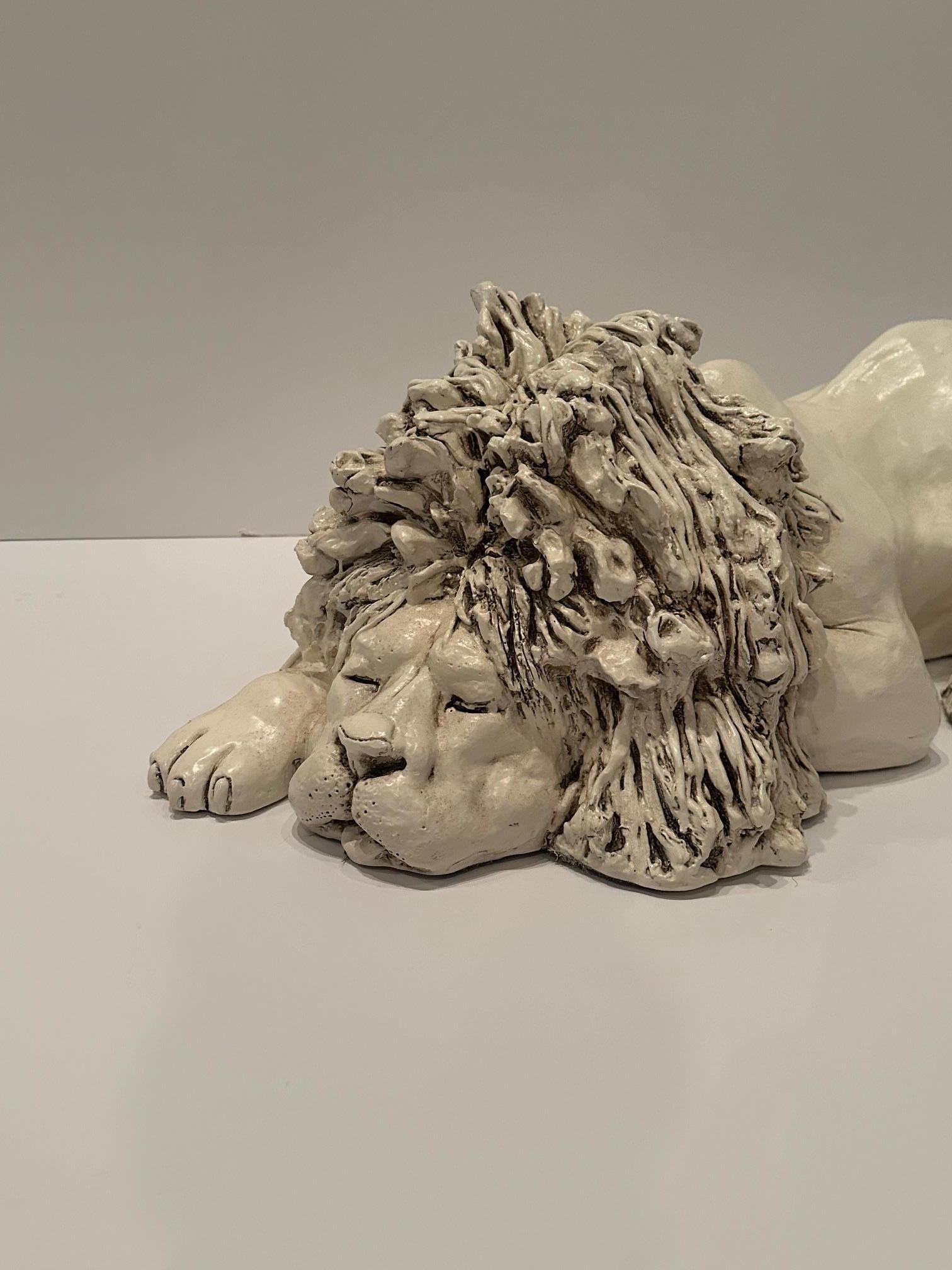Gran escultura artesanal de escayola esmaltada de león reclinado finales del siglo XX en venta