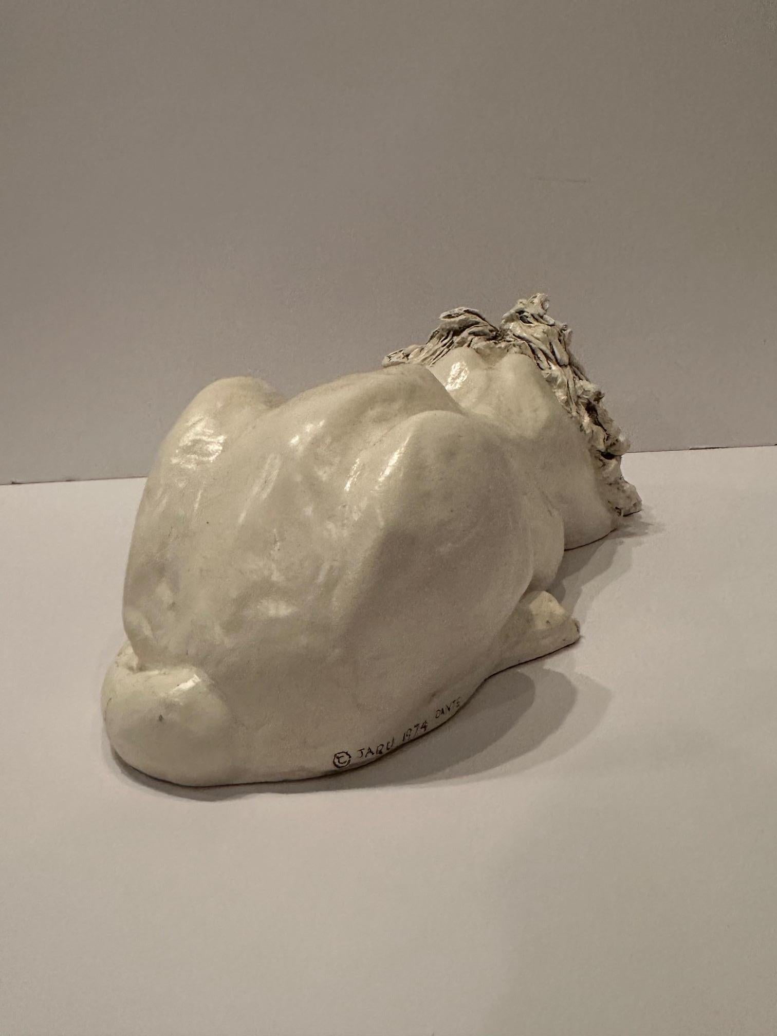 Gran escultura artesanal de escayola esmaltada de león reclinado Yeso en venta