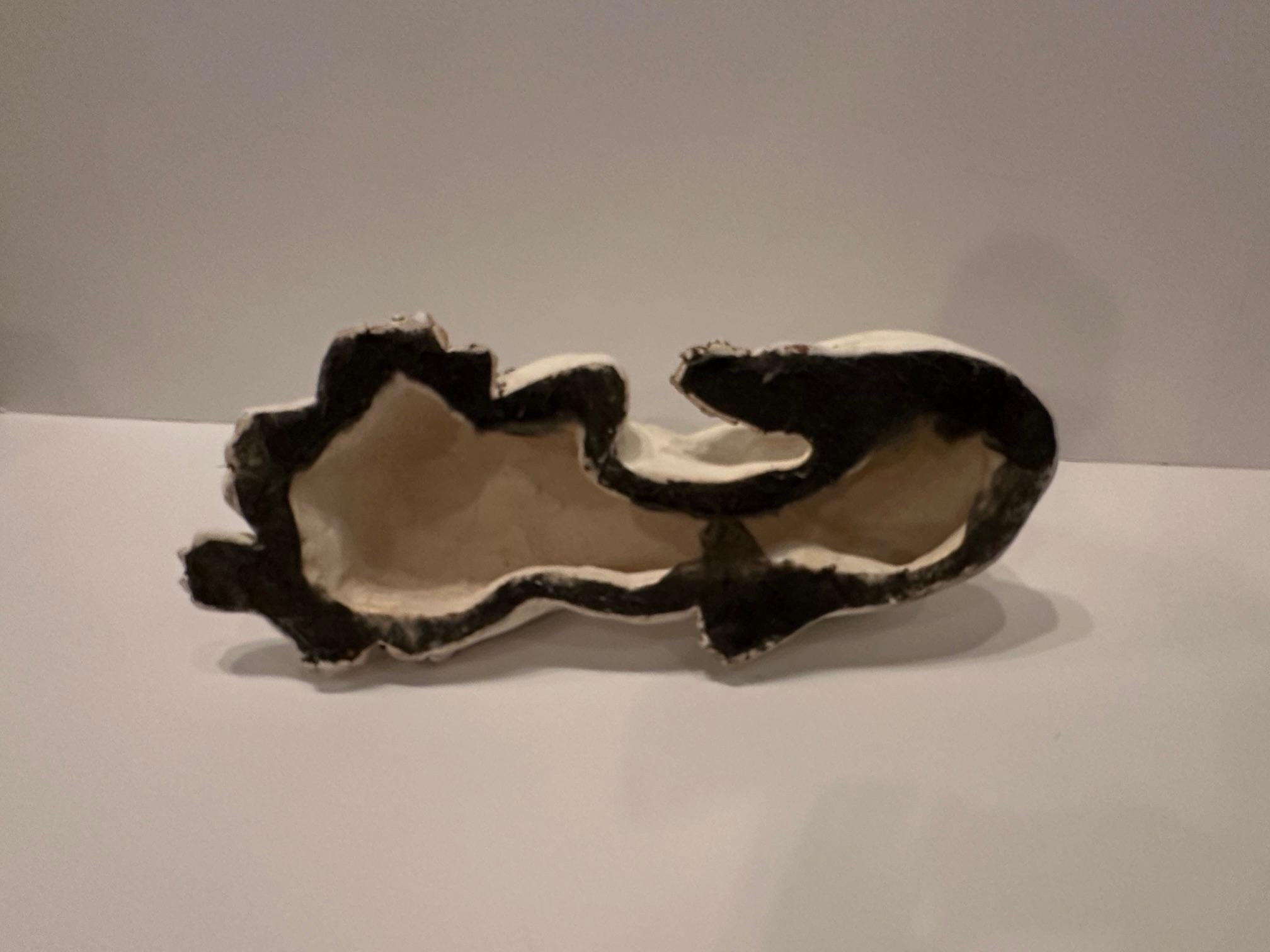 Gran escultura artesanal de escayola esmaltada de león reclinado en venta 2