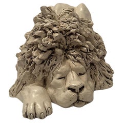 Grande scultura artigianale in gesso smaltato raffigurante un leone sdraiato