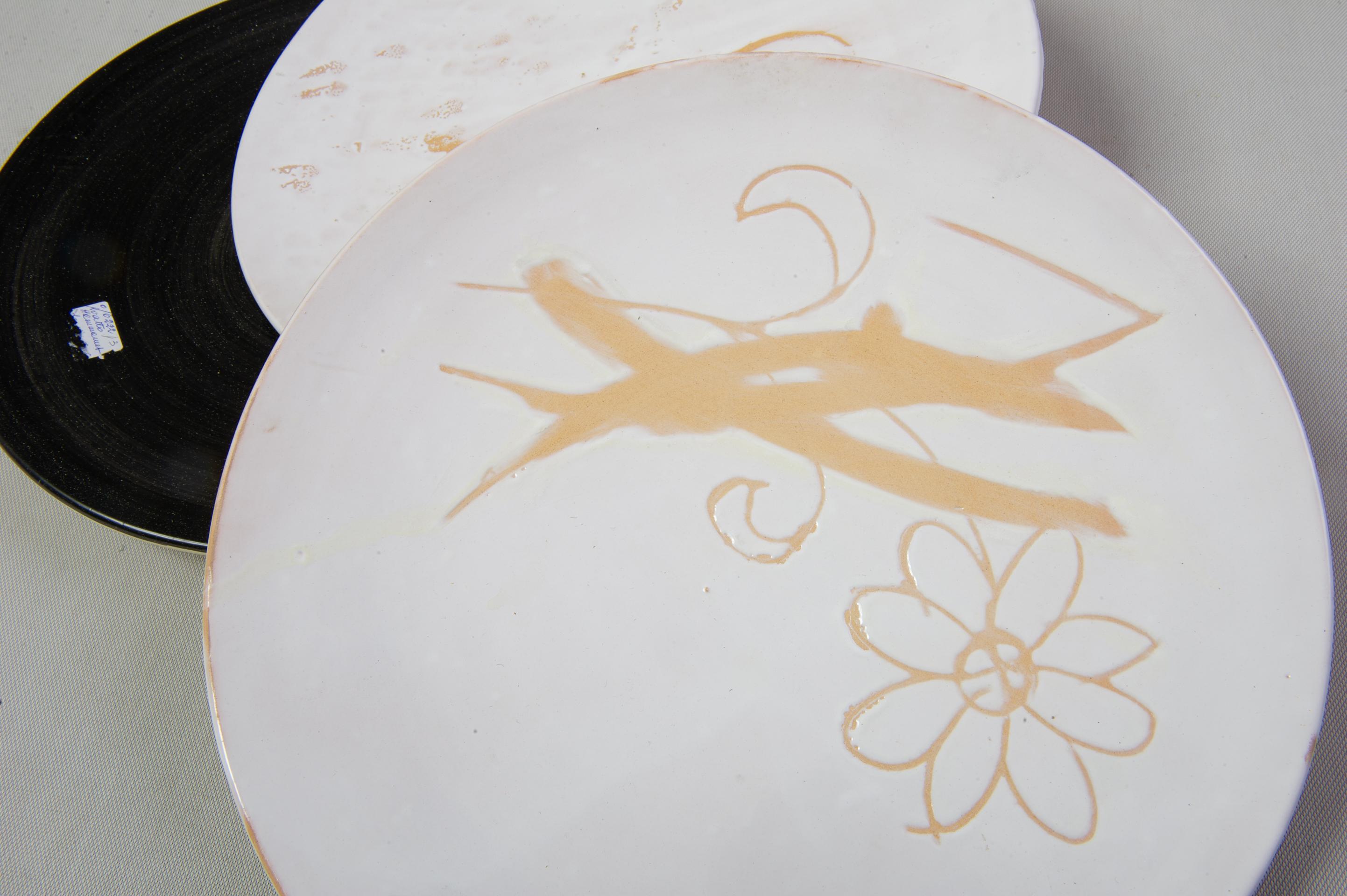 Grandes assiettes en céramique réalisées par un artiste tunisien en terre cuite émaillée au goût du jour.
Elles sont conçues pour être suspendues, mais peuvent également être utilisées à table. Elles se marient très bien avec la vaisselle