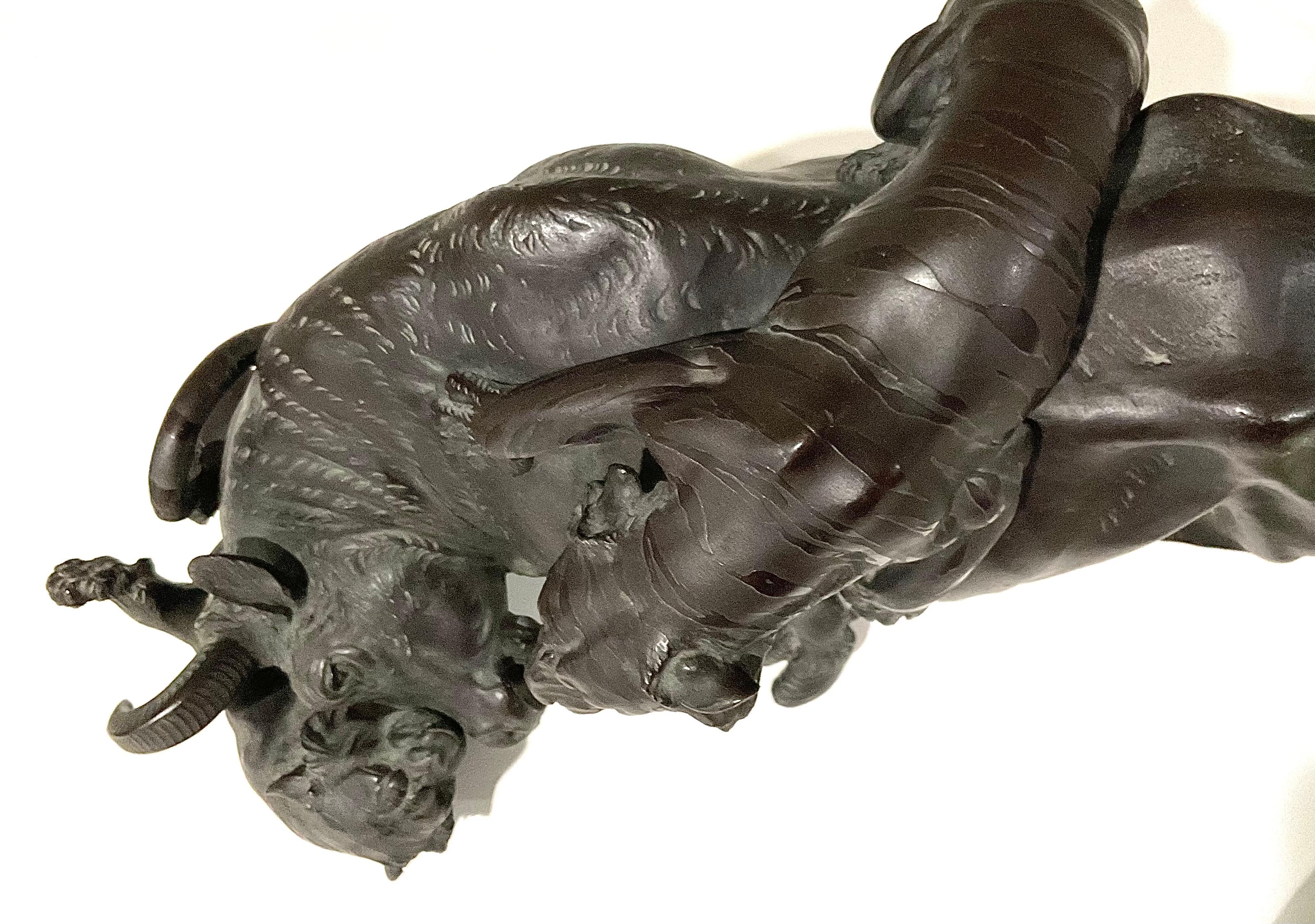 Große signierte japanische Bronze-Tiger, die einen Stier angreifen, Skulptur auf Holzsockel (Meiji-Periode) im Angebot