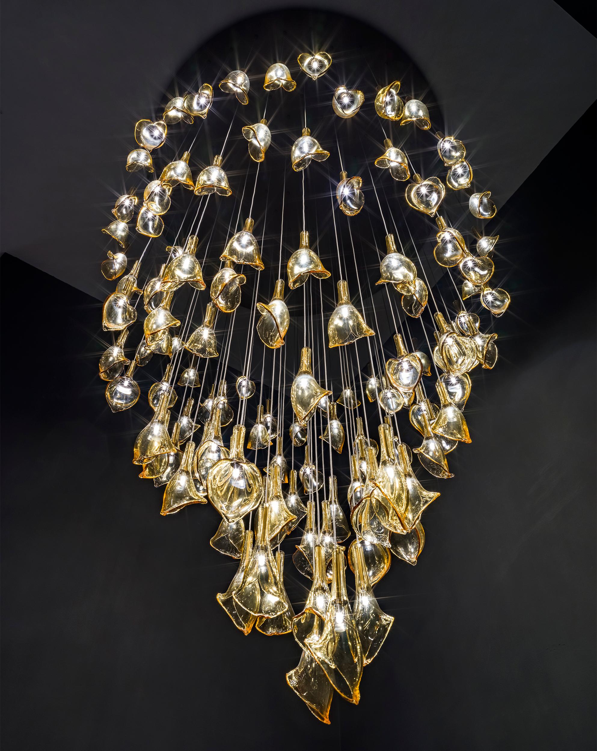 Huge Artistic Ceiling Lighting, Pendant chandelier Acacia-coloured blow glass drops by Multiforme, wide 140 cm by height 260 cm.

Italian craftsmanship is by nature devoted to Beauty, of which the collection we have called ‘Destin Charmè’ is a