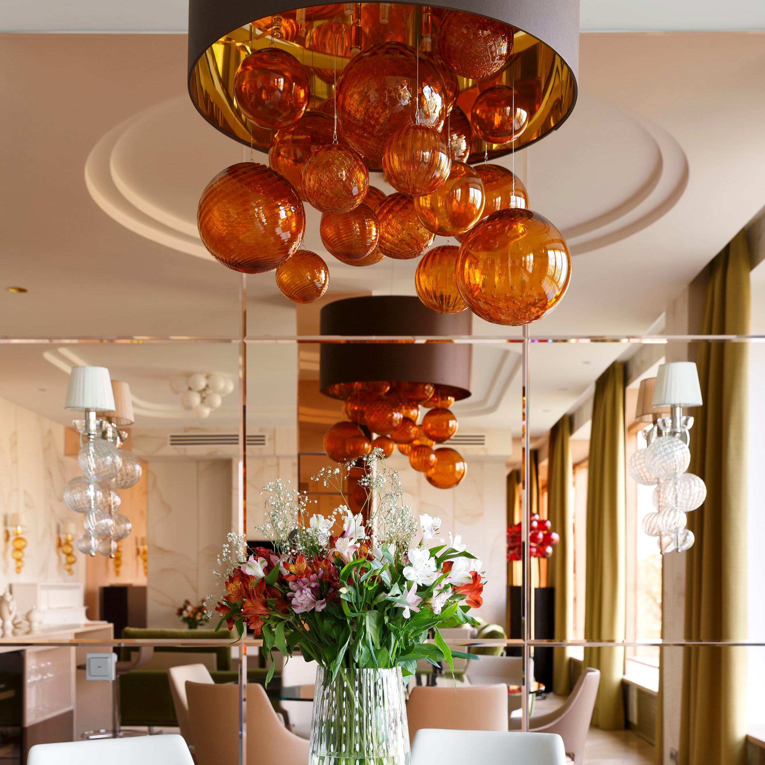 XXIe siècle et contemporain Grande lampe à suspension artistique en verre de Murano ambré, abat-jour brun par Multiforme en vente