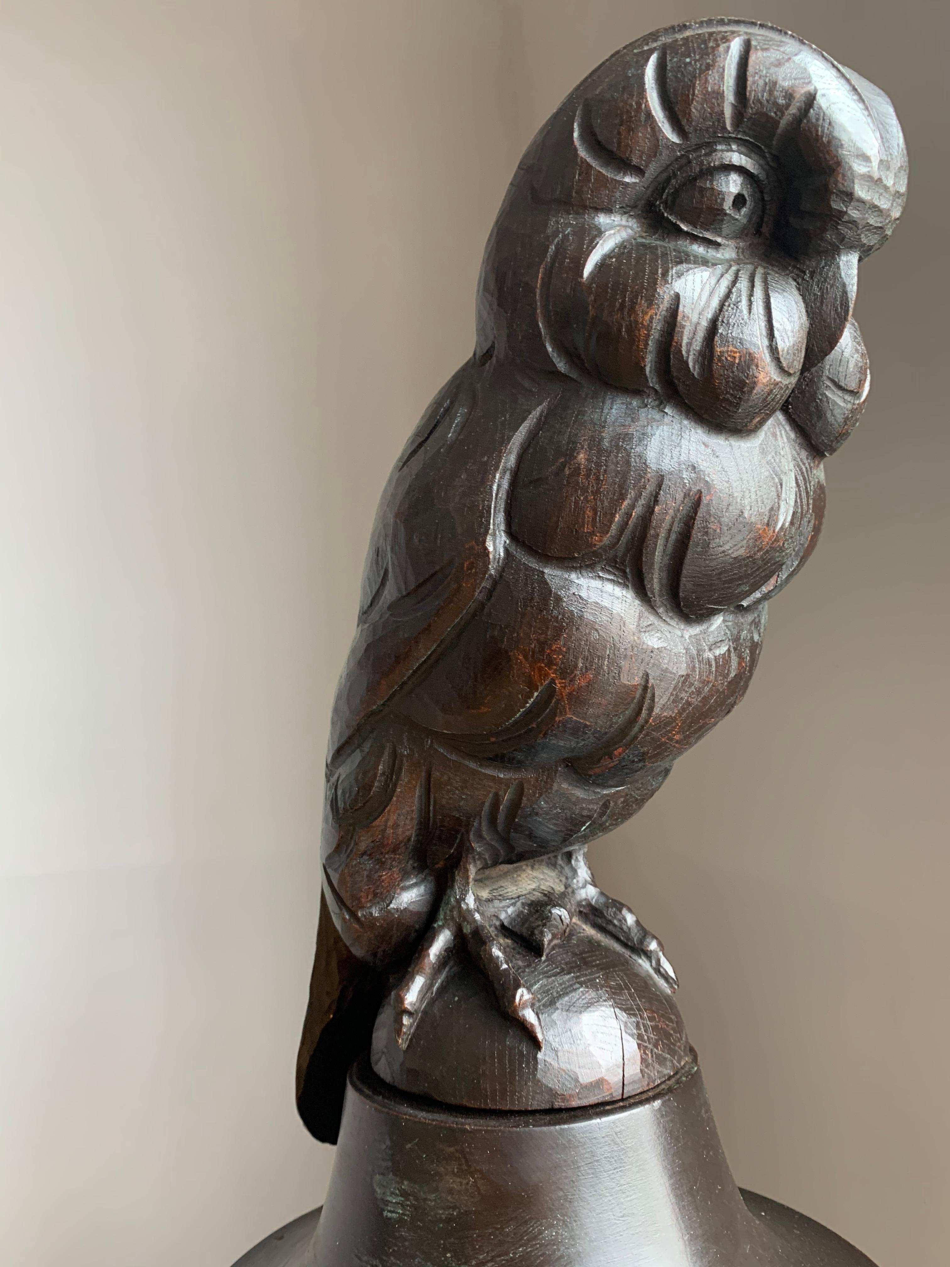 Allemand Grand lustre Arts and Crafts Black Forest sculpté en chêne avec Sculpture de hibou de la forêt en vente