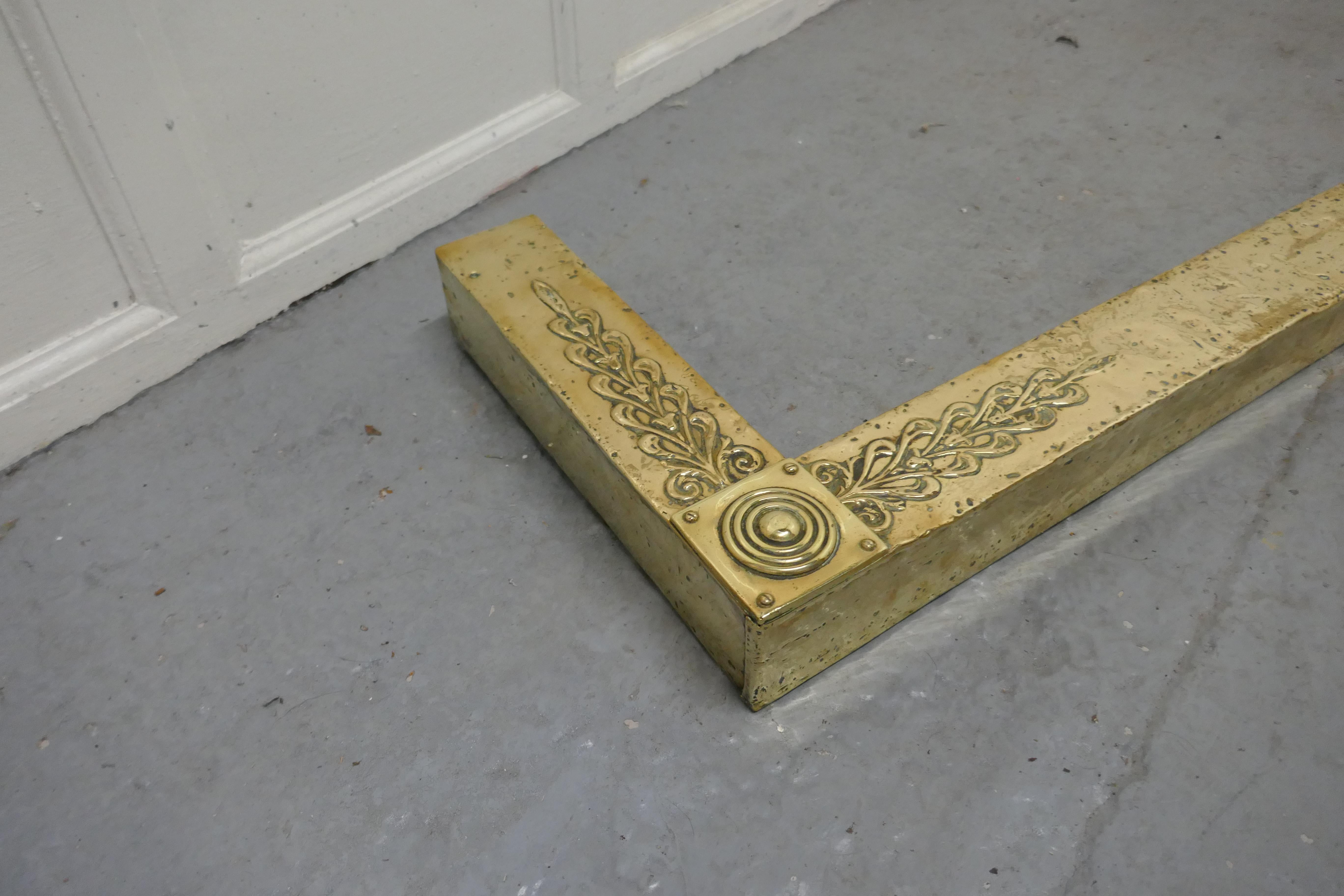 Large Arts and Crafts Brass Fender In Excellent Condition For Sale In Chillerton, Isle of Wight